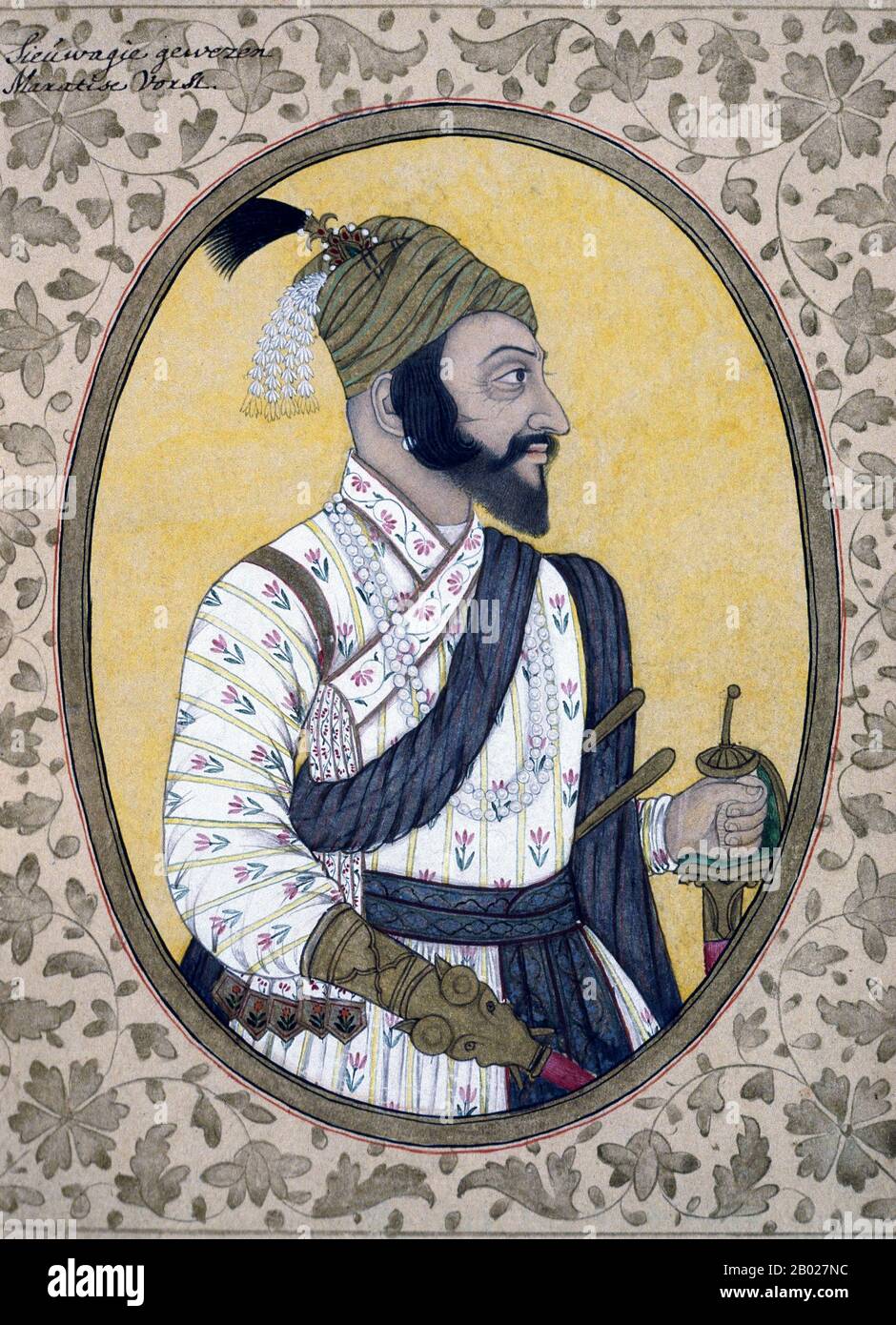 Indien: Portrait von Shivaji Bhonsle (19. Februar 1630 - 3. April 1680), Gründer des Maratha-Reiches (1674 - 1820) c. 1685. Das bis 1820 andauernde Maratha-Reich bedeckte einen Großteil des indischen Subkontinents. Shivaji, ein Aristokrat des Bhonsle-Maratha-Clans, führte einen Widerstand gegen das Adilshahi-Sultanat von Bijapur und das Mogul-Reich an und gründete Hindavi Swarajya ("Selbstverwaltung des hinduistischen Volkes"). Er schuf ein unabhängiges Königreich von Maratha mit Raigad als Hauptstadt und wurde 1674 zum Chhatrapati („überragender Herrscher“) der Marathas gekrönt. Stockfoto