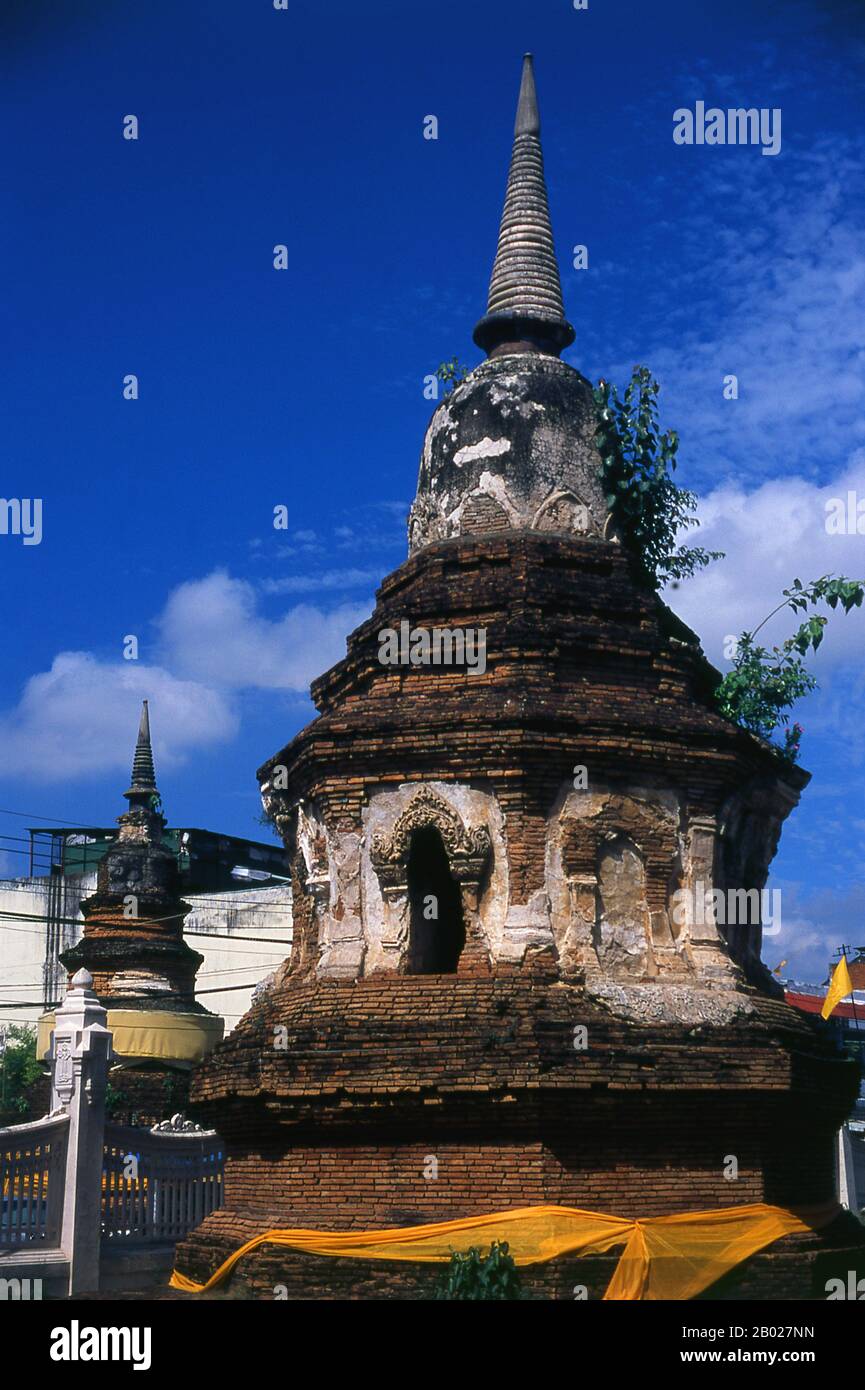 Wat Inthakin (วัด อินทขีล), auch Wat Sadeu Muang (วัด สะดื เมือง) oder "Tempel der Stadt Navel" genannt, war einst der Standort des laken-muang oder der städtischen Säule, bekannt als Sao Inthakhin oder "Säule von Indra". Als solche war und ist sie eine Ortschaft, die von der größten spirituellen und rituellen Bedeutung durchdrungen ist. Es ist nicht verzeichnet, wann hier erstmals der Stadtsäulen aufgestellt wurde, dürfte aber bei der Stadtgründung durch König Mangrai 1296 gewesen sein. Chiang Mai, manchmal auch als "Chiengmai" oder "Chiangmai" geschrieben, ist die größte und kulturhistorisch bedeutsamste Stadt Nordthailands und ist die Stockfoto