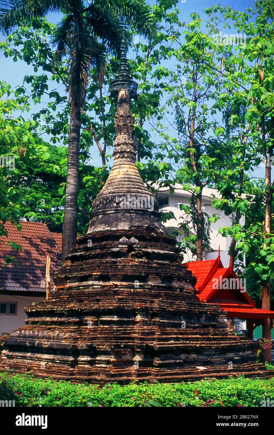 Thailand: Der zweite Chedi der Yupparat-Schule befindet sich in der Nähe des ehemaligen Stalls für Weiße Elefanten, Chiang Mai. In den Bezirken der Yupparat-Schule befand sich einst der Palast, die Ställe der weißen Elefanten und andere königliche Gebäude der chao oder Herren von Chiang Mai und wahrscheinlich der früheren burmesischen und LAN Na Kings. Das Gebiet ist seit langem eng mit dem Königshaus Chiang Mai verbunden, und erst 1891 wurde das Gebiet durch die von der Royal Geographical Society in London veröffentlichte Karte des Landvermessers James McCarthy als Wohnsitz des „Häuptlings“ bezeichnet. Stockfoto