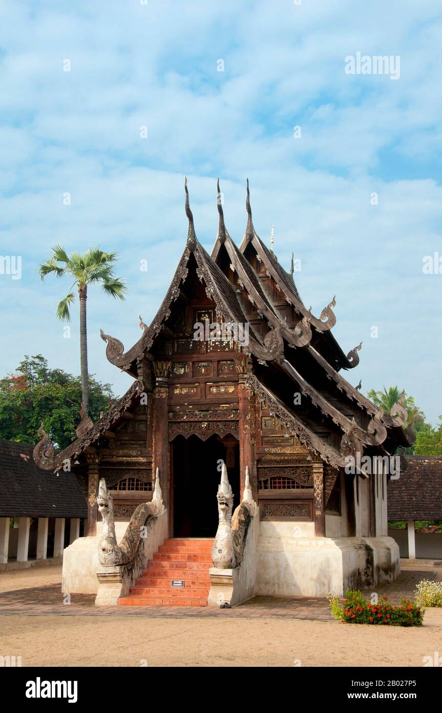 Wat Ton Kwen (วัด ต้น เกว๋น), eher bekannt als Wat Inthrawat (วัด อินทราวาส), bedeutet "Tempel der Zuckerpalmen" in kham muang oder Nordthailand und sicher genug, dass der rustikale Tempel, der in einem kleinen Dorf inmitten von grünen Reisfeldern liegt, von hohen und eleganten Zuckerpalmen umgeben ist. Wat Ton Kwen, erbaut zu Beginn der Herrschaft von Chao Kawilorot (1856-70) im Jahr 1856, gehört zu den besten und reinsten Beispielen, die die traditionelle Holzarchitektur Des LAN Na im 19. Jahrhundert überdauern. Zweifellos ist sie wegen ihrer geringen Größe und ihrer relativen Isolation von den "Verbesserungen" und anderen Entrüsten verschont geblieben Stockfoto