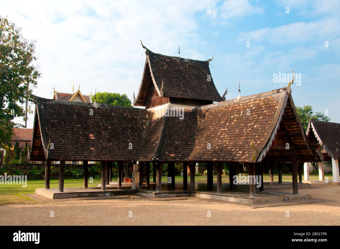 Wat Ton Kwen (วัด ต้น เกว๋น), eher bekannt als Wat Inthrawat (วัด อินทราวาส), bedeutet "Tempel der Zuckerpalmen" in kham muang oder Nordthailand und sicher genug, dass der rustikale Tempel, der in einem kleinen Dorf inmitten von grünen Reisfeldern liegt, von hohen und eleganten Zuckerpalmen umgeben ist. Wat Ton Kwen, erbaut zu Beginn der Herrschaft von Chao Kawilorot (1856-70) im Jahr 1856, gehört zu den besten und reinsten Beispielen, die die traditionelle Holzarchitektur Des LAN Na im 19. Jahrhundert überdauern. Zweifellos ist sie wegen ihrer geringen Größe und ihrer relativen Isolation von den "Verbesserungen" und anderen Entrüsten verschont geblieben Stockfoto