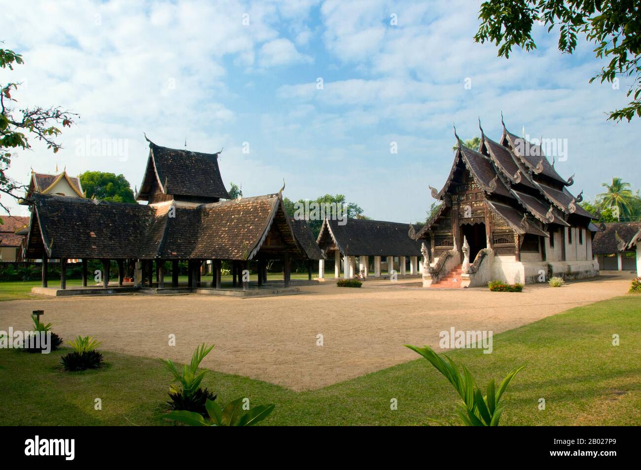 Wat Ton Kwen (วัด ต้น เกว๋น), eher bekannt als Wat Inthrawat (วัด อินทราวาส), bedeutet "Tempel der Zuckerpalmen" in kham muang oder Nordthailand und sicher genug, dass der rustikale Tempel, der in einem kleinen Dorf inmitten von grünen Reisfeldern liegt, von hohen und eleganten Zuckerpalmen umgeben ist. Wat Ton Kwen, erbaut zu Beginn der Herrschaft von Chao Kawilorot (1856-70) im Jahr 1856, gehört zu den besten und reinsten Beispielen, die die traditionelle Holzarchitektur Des LAN Na im 19. Jahrhundert überdauern. Zweifellos ist sie wegen ihrer geringen Größe und ihrer relativen Isolation von den "Verbesserungen" und anderen Entrüsten verschont geblieben Stockfoto
