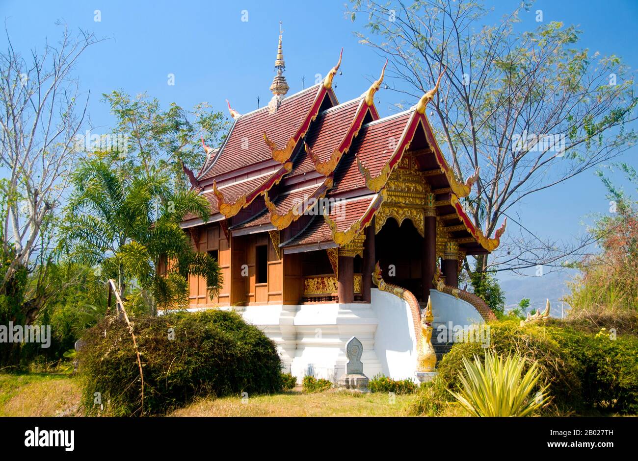 Wat Pa Daet (วัดป่าแดด), der Name - "unleuchtete Wälder" - deutet darauf hin, dass es sich früher um einen Waldtempel handelte. Ein ummauertes Gehäuse enthält einen Viharn, einen Sala- und einen HO-Trai oder eine Bibliothek, während etwas außerhalb ein Ubosot im traditionellen nördlichen Stil steht, der von einem schmalen Wassergraben umgeben ist. Der Viharn stammt aus dem Jahr 1877 und wurde Mitte der 1980er Jahre aufwändig restauriert. Das in Schwarz und Gold dekorierte dreistufige Dach fegt im typischen Lan Na-Stil tief, mit aufwendigen geflügelten Giebeln, die aufflackernde Naga unterstützen. Die Stufen zum Portikus werden von Chinthe Löwen im birmanischen Stil und Naga-makara Balustraden mit dem Kinn bewacht Stockfoto