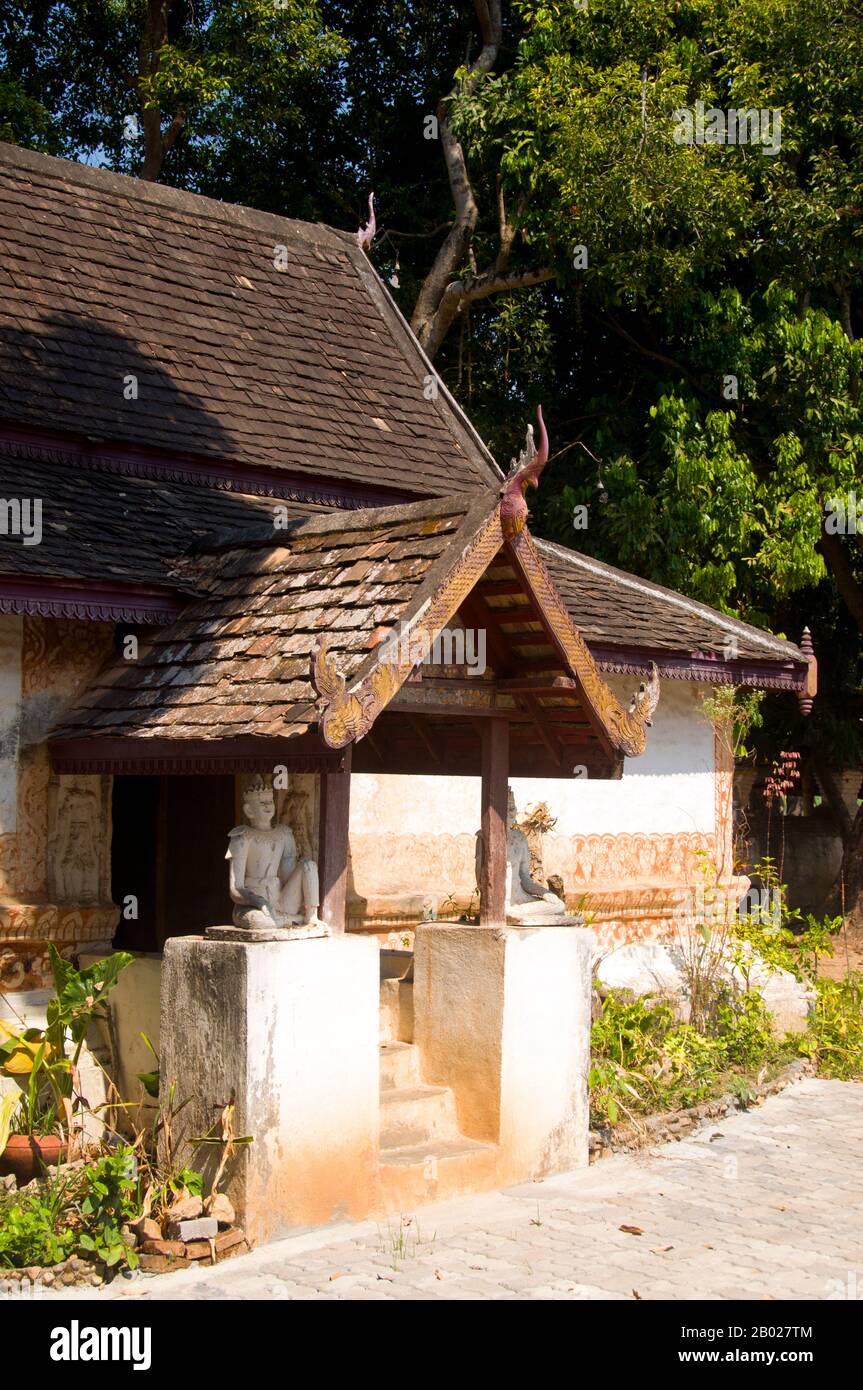 Wat Pa Daet (วัดป่าแดด), der Name - "unleuchtete Wälder" - deutet darauf hin, dass es sich früher um einen Waldtempel handelte. Ein ummauertes Gehäuse enthält einen Viharn, einen Sala- und einen HO-Trai oder eine Bibliothek, während etwas außerhalb ein Ubosot im traditionellen nördlichen Stil steht, der von einem schmalen Wassergraben umgeben ist. Der Viharn stammt aus dem Jahr 1877 und wurde Mitte der 1980er Jahre aufwändig restauriert. Das in Schwarz und Gold dekorierte dreistufige Dach fegt im typischen Lan Na-Stil tief, mit aufwendigen geflügelten Giebeln, die aufflackernde Naga unterstützen. Die Stufen zum Portikus werden von Chinthe Löwen im birmanischen Stil und Naga-makara Balustraden mit dem Kinn bewacht Stockfoto