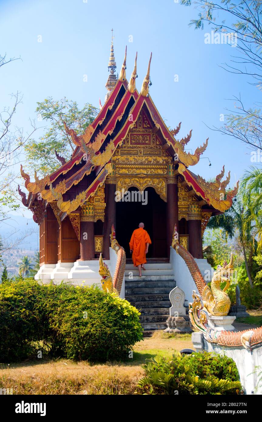 Wat Pa Daet (วัดป่าแดด), der Name - "unleuchtete Wälder" - deutet darauf hin, dass es sich früher um einen Waldtempel handelte. Ein ummauertes Gehäuse enthält einen Viharn, einen Sala- und einen HO-Trai oder eine Bibliothek, während etwas außerhalb ein Ubosot im traditionellen nördlichen Stil steht, der von einem schmalen Wassergraben umgeben ist. Der Viharn stammt aus dem Jahr 1877 und wurde Mitte der 1980er Jahre aufwändig restauriert. Das in Schwarz und Gold dekorierte dreistufige Dach fegt im typischen Lan Na-Stil tief, mit aufwendigen geflügelten Giebeln, die aufflackernde Naga unterstützen. Die Stufen zum Portikus werden von Chinthe Löwen im birmanischen Stil und Naga-makara Balustraden mit dem Kinn bewacht Stockfoto