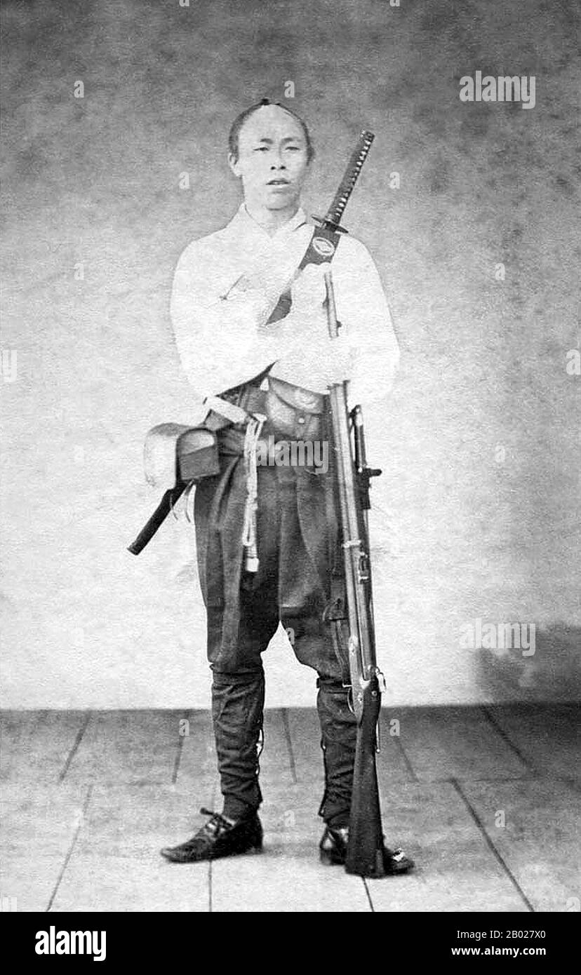 Japan: Porträt eines Samurai mit Muskete und Schwert des japanischen Fotografen Ueno Hikoma (15. Oktober 1838 - 22. Mai 1904), um 1860er Jahre Ueno Hikoma war ein japanischer Fotograf, der in Nagasaki geboren wurde. Er ist bekannt für seine schönen Porträts, oft von bedeutenden japanischen und ausländischen Persönlichkeiten, und für seine ausgezeichneten Landschaften, besonders von Nagasaki und seiner Umgebung. Ueno war eine der Hauptfiguren der japanischen Fotografie des 19. Jahrhunderts als kommerziell und künstlerisch erfolgreicher Fotograf und als Ausbilder. Stockfoto