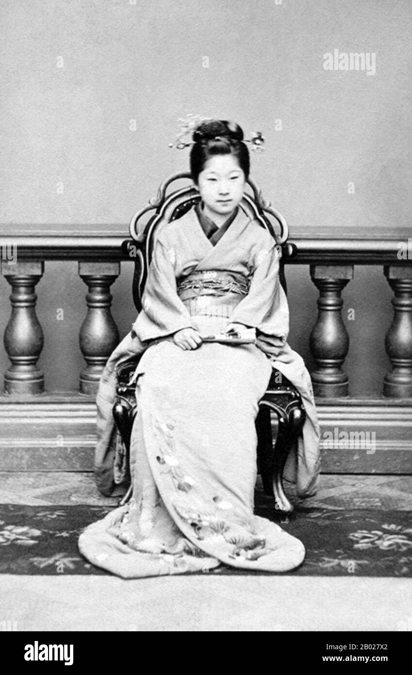 Japan: Die Tochter eines Daimyos von Omura des japanischen Fotografen Ueno Hikoma (15. Oktober 1838 bis 22. Mai 1904), ca. 1869-1873. Ueno Hikoma war ein japanischer Fotograf, der in Nagasaki geboren wurde. Er ist bekannt für seine schönen Porträts, oft von bedeutenden japanischen und ausländischen Persönlichkeiten, und für seine ausgezeichneten Landschaften, besonders von Nagasaki und seiner Umgebung. Ueno war eine der Hauptfiguren der japanischen Fotografie des 19. Jahrhunderts als kommerziell und künstlerisch erfolgreicher Fotograf und als Ausbilder. Stockfoto