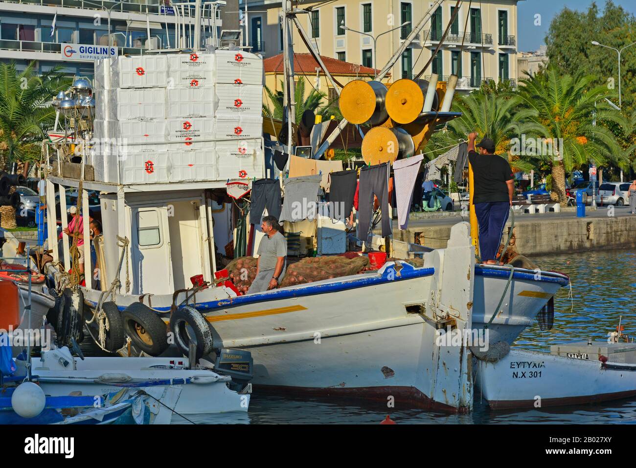 Kavala, Griechenland - 17. September 2015: Nicht identifizierte Menschen auf dem Fischschiff im Hafen der Stadt in Eastmacedonia Stockfoto
