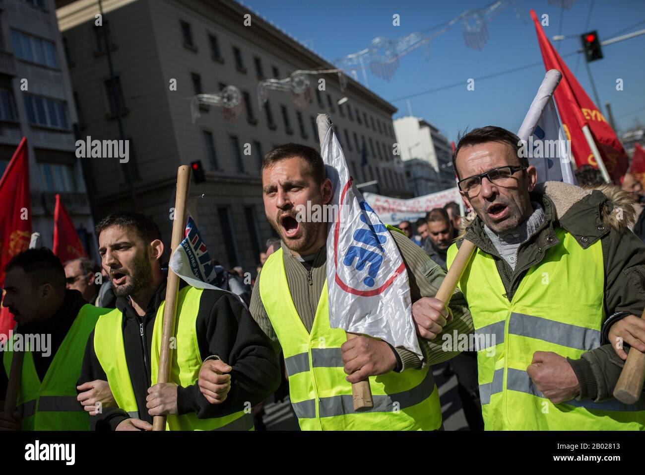 18. Februar 2020, Griechenland, Athen: Mitglieder der von den Kommunisten unterstützten Pame-Gewerkschaft rufen beim vormarsch auf das griechische parlament während einer Kundgebung gegen das neue Versicherungsgesetz Slogans ab. Umfangreiche Streiks haben heute zu erheblichen Störungen in Griechenland geführt. Insbesondere die Küstenschifffahrt und der Nahverkehr brachen völlig zusammen. Foto: SOKRATES Baltagiannis / dpa Stockfoto