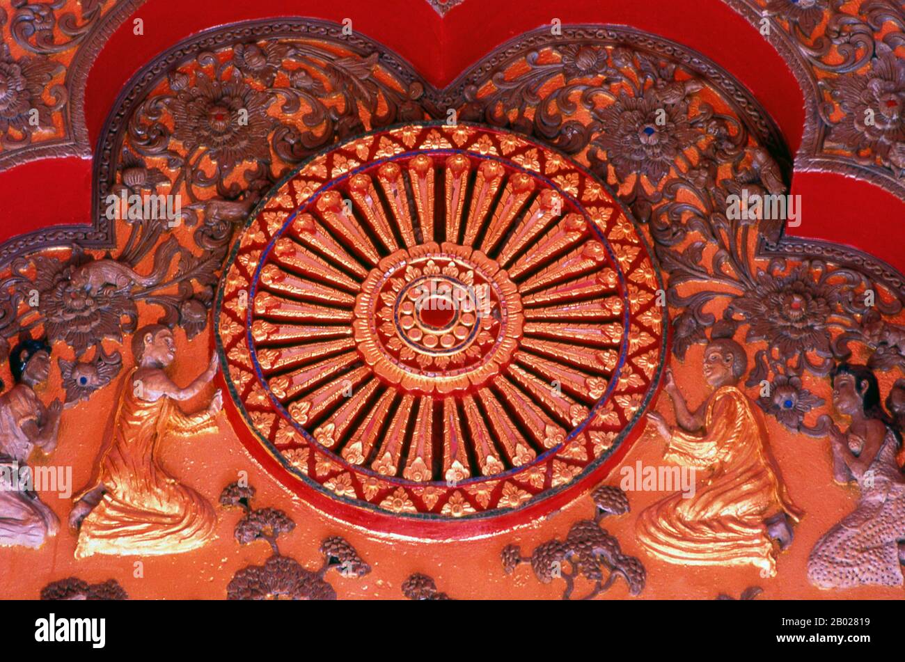 Der Dharmachakra (Sanskrit: धर्मचक्र; Pāli: Dhammacakka; Tibetisch: འཀོར་ལོ། (chos kyi 'khor lo); Chinesisch: 法輪; Pinyin: fălún), beleuchtet. "Rad des Dharma" oder "Rad des Gesetzes" ist ein Symbol, das Dharma, die Lehre des Buddha über den Weg zur Erleuchtung, seit der frühen Zeit des indischen Buddhismus darstellt. Ein ähnliches Symbol wird auch im Jainismus verwendet. Es ist eines der Ashtamangala-Symbole. 1487 starb der König Tilocarat, der 9. Der Mangrai-Monarchen, und überließ den Thron seinem Enkel, König Yot Chiang Rai (1487-95). Laut der Yonok-Chronik, während der Herrschaft von Yot Chiang Rai, ein reiserer Mönch w Stockfoto