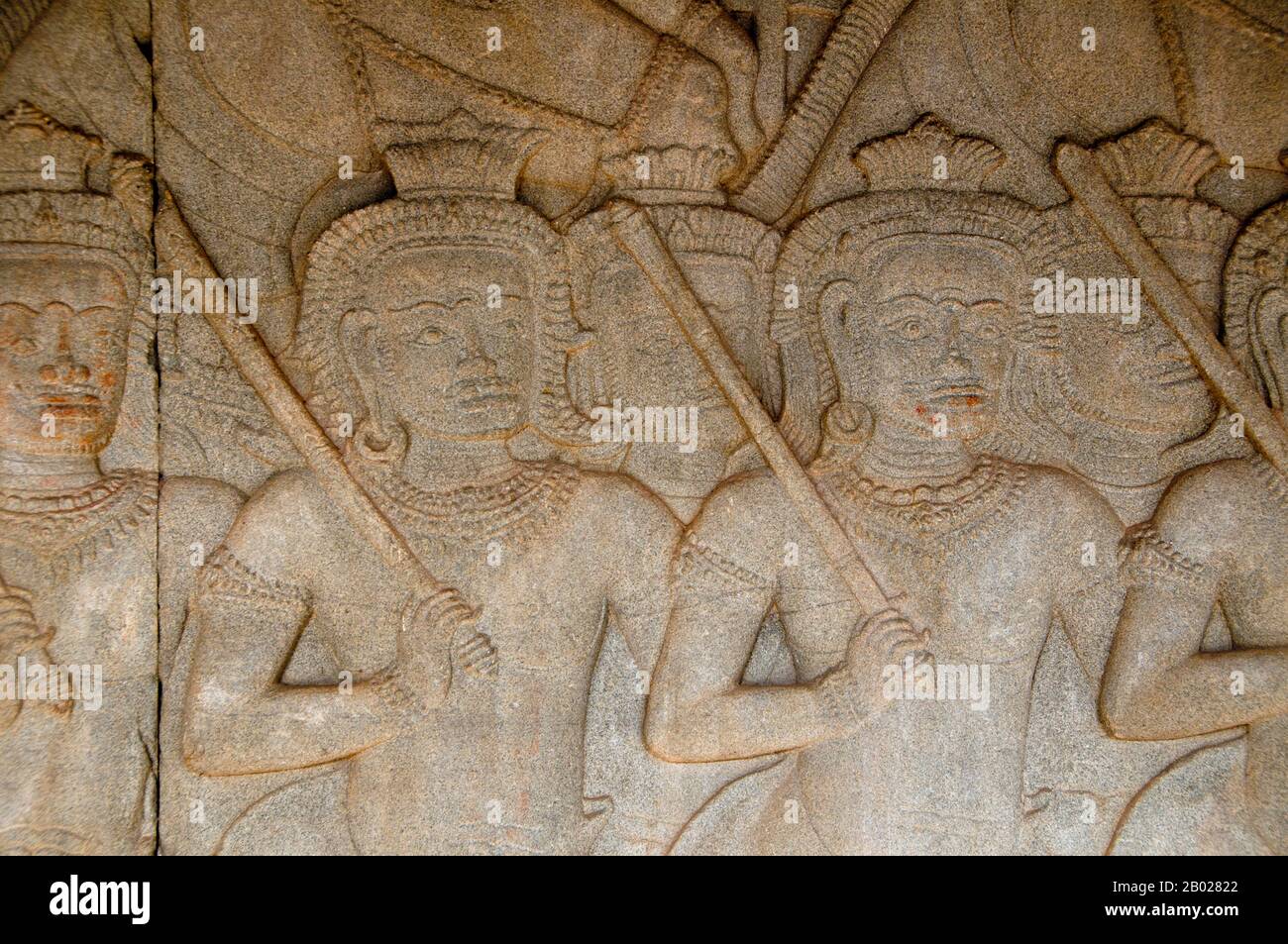Angkor Wat wurde für König Suryavarman II (regierte 1113-50) im frühen 12. Jahrhundert als sein Staatstempel und Hauptstadt erbaut. Als der am besten erhaltene Tempel am Standort Angkor ist er der einzige, der seit seiner Gründung ein bedeutendes religiöses Zentrum geblieben ist - zuerst Hindu, dem gott Vishnu gewidmet, dann Buddhist. Es ist das größte religiöse Gebäude der Welt. Der Tempel steht ganz oben auf dem hohen klassischen Stil der Khmer-Architektur. Es ist zu einem Symbol für Kambodscha geworden, das auf seiner Nationalflaggen erscheint, und es ist die Hauptattraktion des Landes für Besucher. Angkor Wat vereint zwei grundlegende Pla Stockfoto