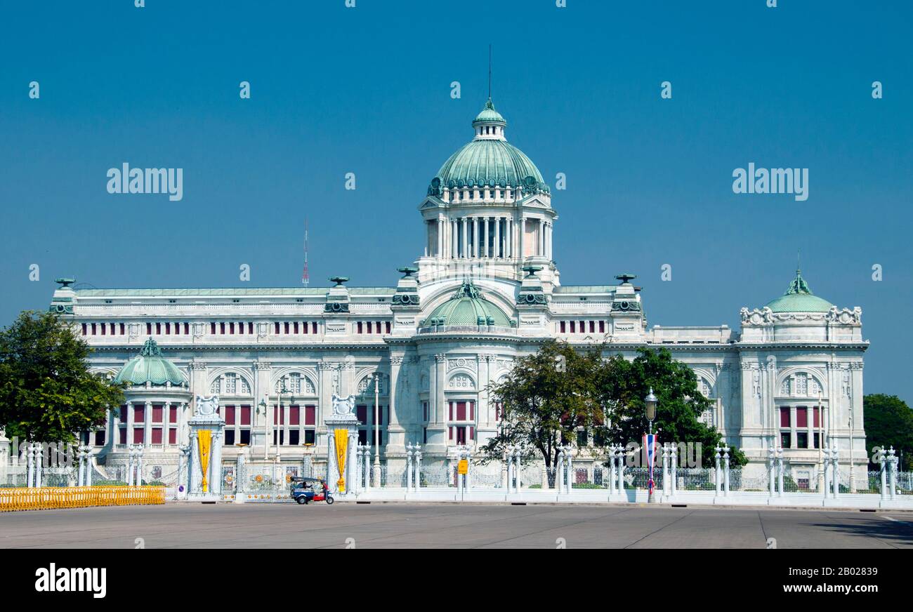 Die Ananta-Samakhom-Thronhalle wurde zum ersten Mal während der Regierungszeit von König Chulalongkorn oder Rama V. (20. September 1853-23. Oktober 1910) in Betrieb genommen. Sie wurde während der vier Tage der Revolution von 1932 (24. Bis 27. Juni) als Sitz der Volkspartei genutzt, die das politische System Thailands von einer absoluten Monarchie zu einer konstitutionellen umwandelte. Die erste nationale Volksversammlung berief am 28. Juni 1932 in diesen Thronsaal ein. Danach wurde es bis 1974 als Parlamentsgebäude genutzt, als das neue Parlamentsgebäude nach Norden eröffnet wurde. Das alte Parlamentsgebäude wird jedoch weiterhin für verwendet Stockfoto