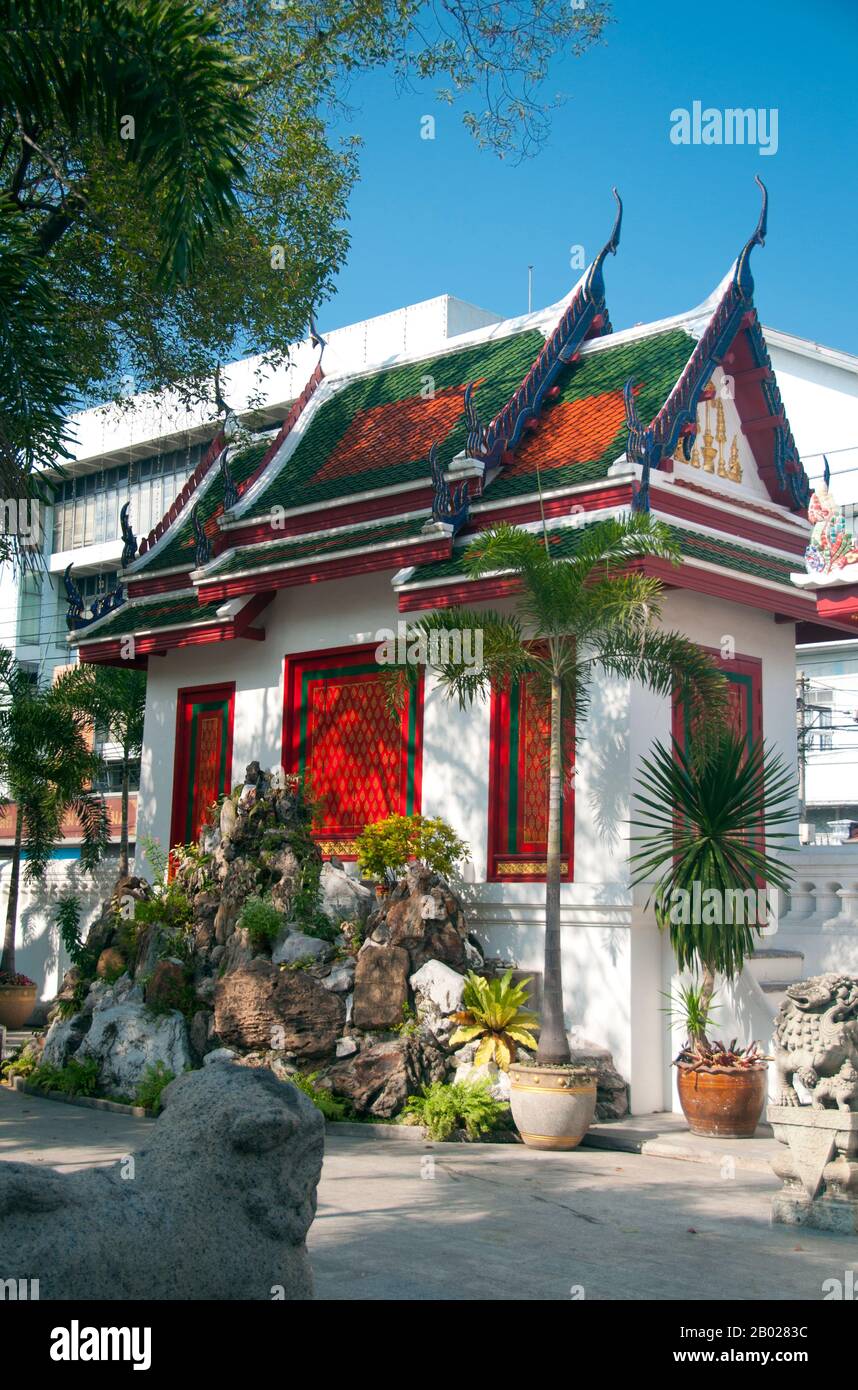 Der Bowonniwet Vihara Tempel ist einer der wichtigsten buddhistischen Tempel in Phra Nakorn, der Altstadt von Bangkok und wurde Mitte des 19. Jahrhunderts während der Regierungszeit von König Jessadabodindra (Rama III.) erbaut. Es war lange Zeit ein Patronatstempel für Thailands Königsfamilie der Chakri-Dynastie, darunter König Mongkut (Rama IV.) und König Bhumibol Adulyadej (Rama IX.). Im Jahr 1836, bevor er König wurde, war Mongkut der Abt. Der jetzige König von Thailand, Bhumibol Adulyadej, residierte hier für kurze Zeit als Mönch. Stockfoto