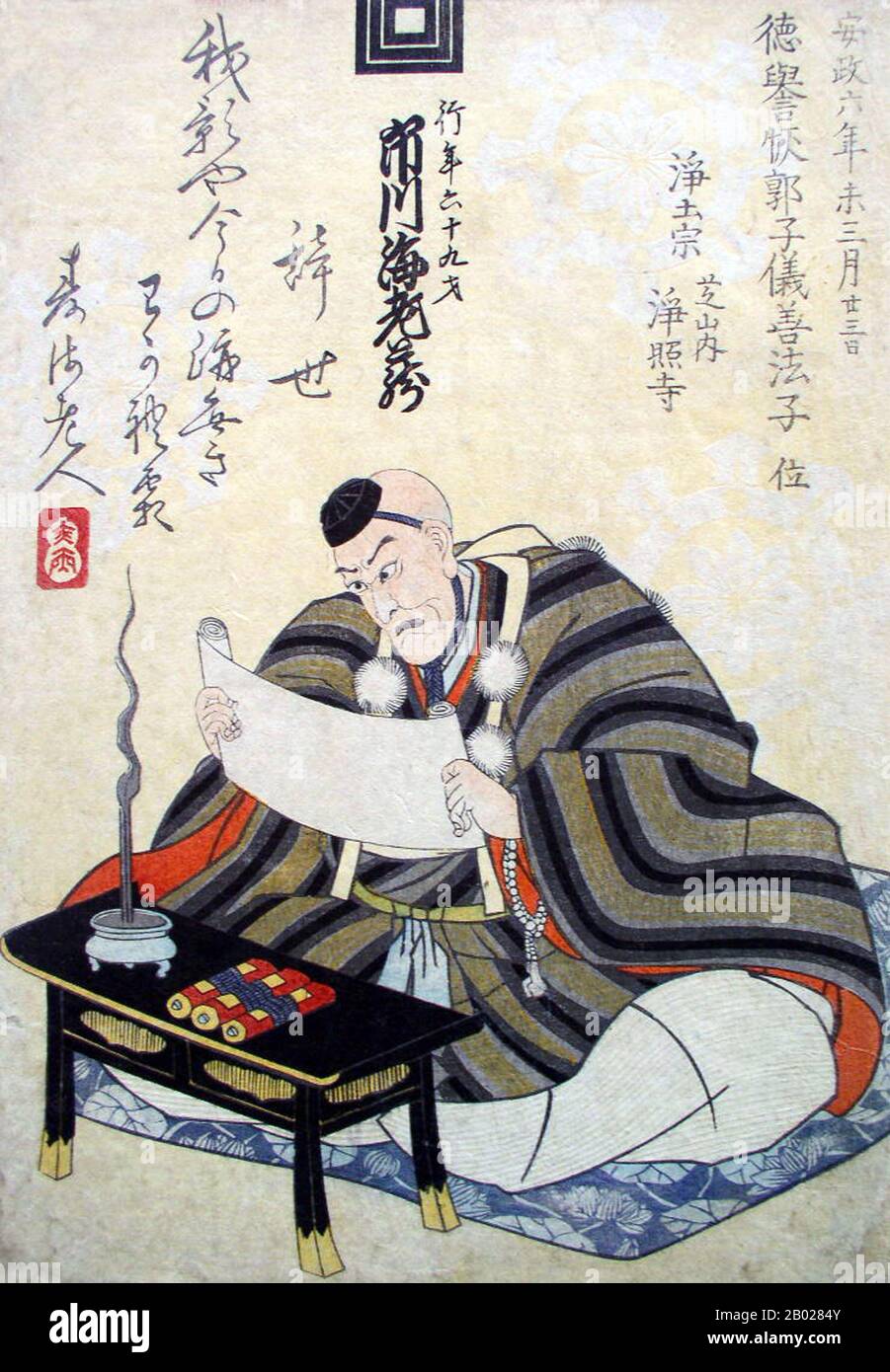 Drucke, die an den Tod eines Schauspielers, Künstlers oder Musikers erinnern, wurden als Schini-e (Gedenkporträt) bezeichnet. Konventionelle Schini-e porträtierten memorialisierte Figuren in hellblauen Hofgewändern, die als Schini sōzoku (Todeskleider) oder zeremonielle Kleidung namens mizu kamishimo (oft mit rituellem Selbstmord verbunden, genannt Seppuku) bezeichnet werden. Viele Schini-e enthielten die Daten von Tod, Alter, posthum buddhistischer Name (Kaimyo) und Tempelbegräbnisstätte, während einige Todesgedichte (Jisei) von Verstorbenen oder Gedenkgedichten hatten, die von Familie, Freunden, Kollegen oder Fans geschrieben wurden. Ichikawa Ebizō V. (1730-1859) war ein gefeierter Tachiyaku Stockfoto