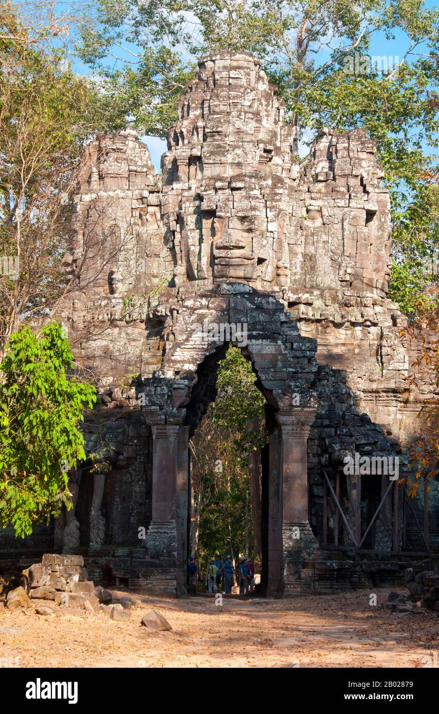 Kambodscha: Das verlassene Osttor, Angkor Thom, Angkor. Angkor Thom liegt 1,5 km nördlich von Angkor Wat. Es wurde im späten 12. Jahrhundert von König Jayavarman VII erbaut und umfasst eine Fläche von 9 km², in der sich mehrere Denkmäler aus früheren Epochen sowie die von Jayavarman und seinen Nachfolgern errichteten befinden. Im Zentrum der Stadt befindet sich der Bayon, der Staatstempel von Jayavarman, und die anderen wichtigen Sehenswürdigkeiten befinden sich direkt im Norden um den Victory Square. Stockfoto