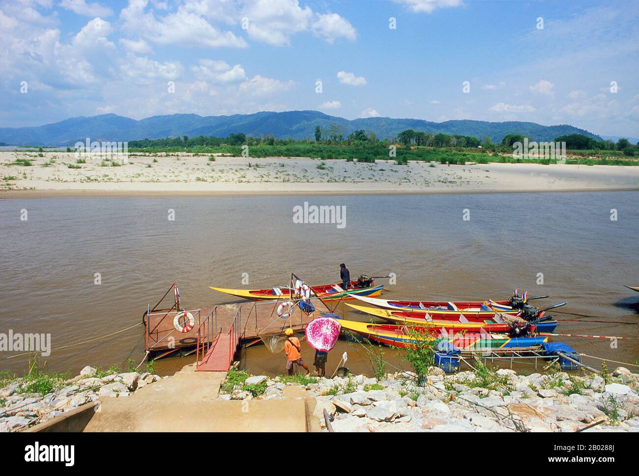 Das Goldene Dreieck bezeichnet den Zusammenfluss von Ruak River und Mekong River; die Kreuzung von Thailand, Laos und Myanmar. Der Mekong ist der zehntlängste Fluss der Welt und der siebtlängste in Asien. Seine geschätzte Länge beträgt 4.909 km (3.050 mi) und er zieht eine Fläche von 795.000 km2 (307.000 sq mi) aus und leitet jährlich 475 km3 (114 cu mi) Wasser ab. Vom tibetischen Plateau verläuft der Mekong durch Chinas Provinz Yunnan, Burma, Laos, Thailand, Kambodscha und Vietnam. Stockfoto