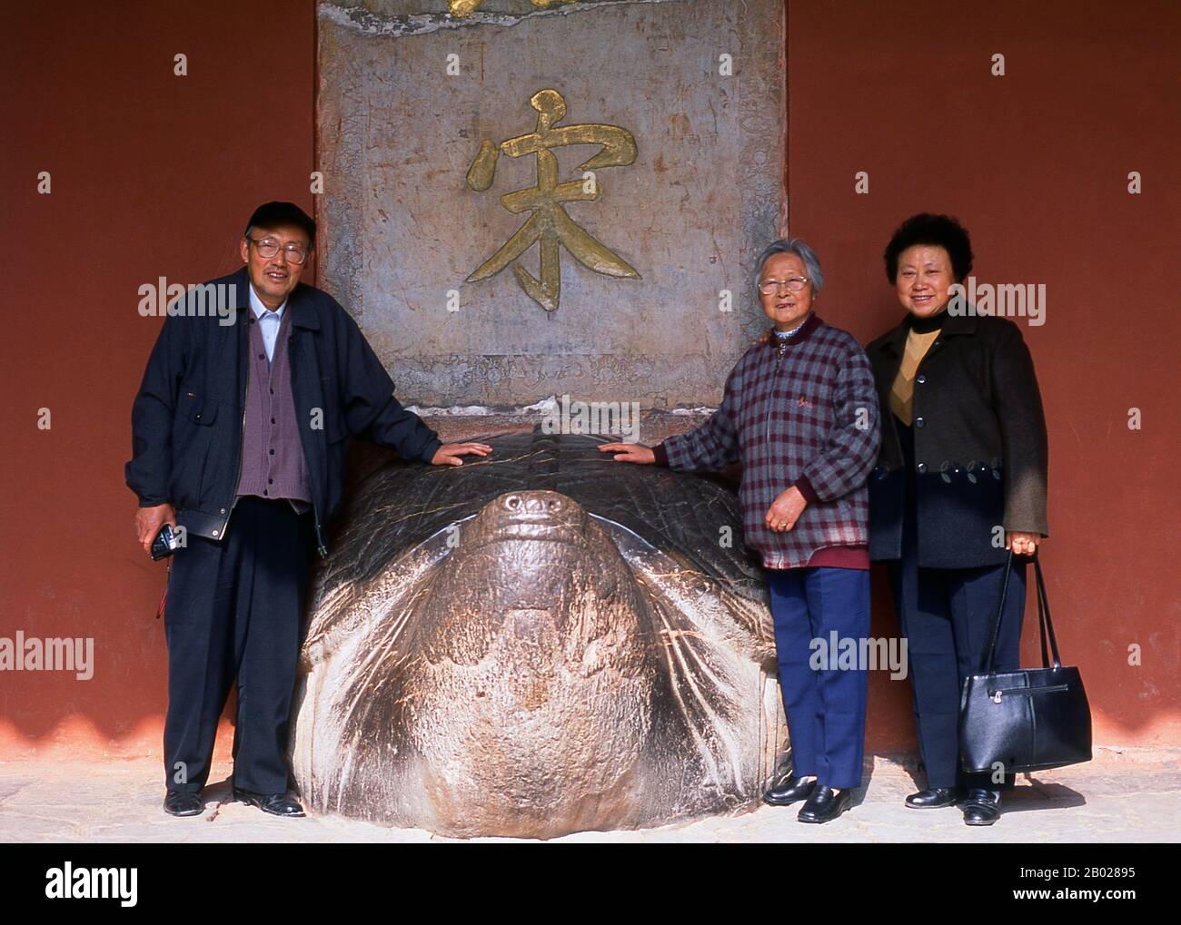 Kaiser Hongwu, 1. Machthaber der Ming-Dynastie (r. 1368-1398). Persönlicher Name: Zhu Yuanzhang, Zhū Yuánzhāng Posthum Name: Gaodi, Gāodì Tempelname: Taizu, Tàizǔ Regierungsname: Ming Hóngwǔ, Ming   Der Hongwu-Kaiser war Gründer und erster Kaiser (1368-98) der Ming-Dynastie von China. Sein Zeitname, Hongkong, bedeutet "enorm martialisch". In der Mitte des 14. Jahrhunderts, in der die Hungersnot, Plagen und Bauernrevolten über China ausgingen, wurde Zhu zum Führer einer Armee, die China erobert hatte, die Yuan-Dynastie beendete und die Mongolisten zwang, sich in die mongolischen Steppen zurückzuziehen. Mit seiner Beschlagnahme des Stockfoto