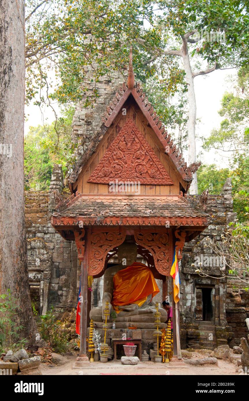 TEP Pranam ist ein spätantiker (16. Jahrhundert) buddhistischer Zufluchtsort, der vermutlich ursprünglich der Mahayana-Schule gewidmet war, aber jetzt aktiv als Ort der Theravada-Anbetung genutzt wird, mit einem großen Buddha-Bild aus Sandstein im sitzenden "Aufruf der Erde zum Zeugen" von Mudra (Körperhaltung). Angkor Thom liegt 1,5 km nördlich von Angkor Wat. Es wurde im späten 12. Jahrhundert von König Jayavarman VII. Erbaut und erstreckt sich über eine Fläche von 9 km², innerhalb derer sich mehrere Denkmäler aus früheren Epochen sowie solche befinden, die von Jayavarman und seinen Nachfolgern eingerichtet wurden. Im Zentrum der Stadt steht Jayavarmans Staatstempel Th Stockfoto