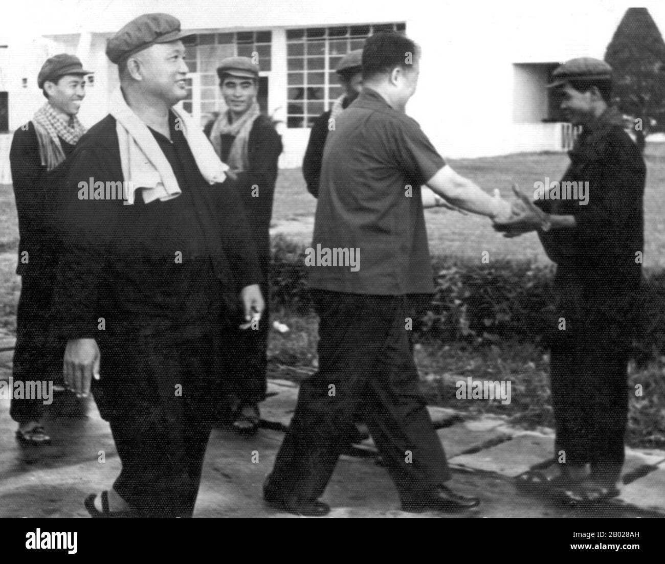 Die Top-Führung der Khmer Rouge Pol Pot (Bruder Nr. 1, Abbieger, Mitte) und Nuon Chea (Bruder Nr. 2, links). Die Khmer Rouge oder die Kommunistische Partei Kampucheas regierten von 1975 bis 1979 Kambodscha, angeführt von Pol Pot, Nuon Chea, Ieng Sary, Son Sen und Khieu Samphan. Man erinnert sich vor allem an seine Brutalität und Politik der Sozialtechnik, die Millionen von Toten zur Folge hatte. Seine Bemühungen um eine Agrarreform führten zu einer weit verbreiteten Hungersnot, während ihr Beharren auf absoluter Selbstversorgung, auch bei der Versorgung mit Medikamenten, zu Tausenden Todesfällen bei behandelbaren Krankheiten (wie Malaria) führte. Stockfoto
