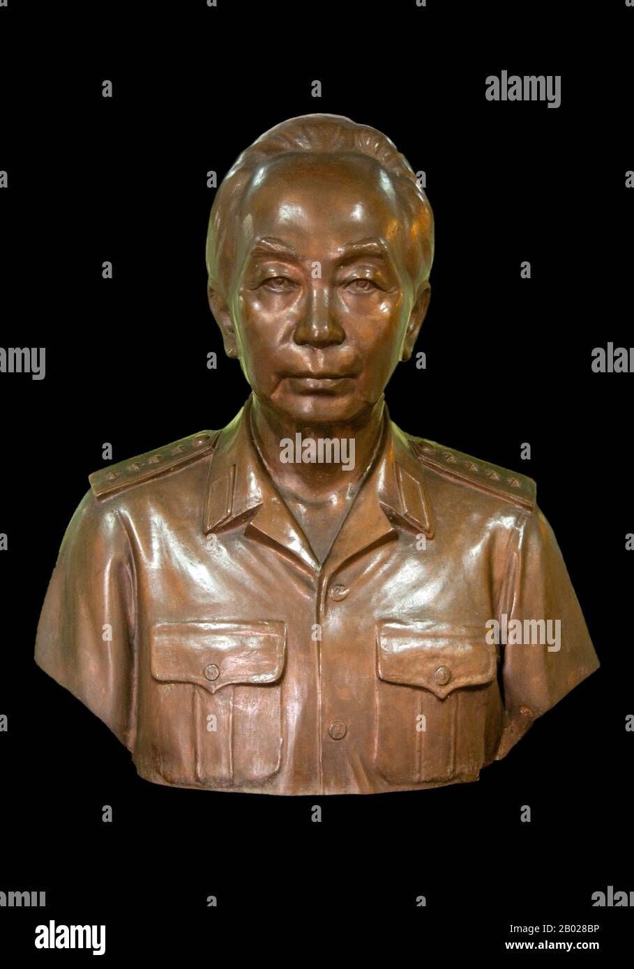 Vietnam: General Vo Nguyen Giap (25. August 1911 bis 4. Oktober 2013), Victor of Dien Bien Phu (1954), Armeemuseum, Hanoi. Vo Nguyen Giap (Vietnamesisch Võ Nguyên Giáp) war ein vietnamesischer Offizier in der Vietnamesischen Volksarmee und Politiker. Er war Hauptkommandeur in zwei Kriegen: Dem Ersten Indochina-Krieg (1946–1954) und dem Zweiten Indochina-Krieg (1960–1975). Er nahm an folgenden historisch bedeutsamen Schlachten Teil: Lạng Sơn (1950), Hòa Bình (1951–1952), Điện Biên Phủ (1954), Tết (1968) und Nguyên Huế (1972). Stockfoto
