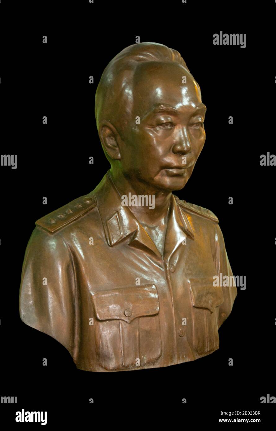 Vietnam: General Vo Nguyen Giap (25. August 1911 bis 4. Oktober 2013), Victor of Dien Bien Phu (1954), Armeemuseum, Hanoi. Vo Nguyen Giap (Vietnamesisch Võ Nguyên Giáp) war ein vietnamesischer Offizier in der Vietnamesischen Volksarmee und Politiker. Er war Hauptkommandeur in zwei Kriegen: Dem Ersten Indochina-Krieg (1946–1954) und dem Zweiten Indochina-Krieg (1960–1975). Er nahm an folgenden historisch bedeutsamen Schlachten Teil: Lạng Sơn (1950), Hòa Bình (1951–1952), Điện Biên Phủ (1954), Tết (1968) und Nguyên Huế (1972). Stockfoto