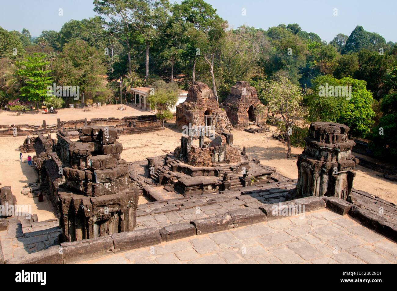 Kambodscha: Blick vom zentralen Heiligtum in Richtung des südöstlichen Teils des Tempels, Bakong, Roluos Complex, Angkor. Der Bakong ist ein hinduistischer Tempel aus dem späten 9. Jahrhundert, der dem Gott Shiva geweiht ist. Vor tausend Jahren war Bakong das zentrale Merkmal von Jayavarman II. Hauptstadt Hariharalaya. Er ist als Tempelberg auf einem künstlichen Hügel erbaut, der von einem Graben und äußeren Einfriedungsmauern umgeben ist. Bakong ist das größte Denkmal der Roluos Group von Angkor. Der zentrale Teil von Bakong liegt auf dem künstlichen Hügel, der den Mount Meru darstellt. Dieser Hügel ist von acht großen Backsteintürmen umgeben. Stockfoto
