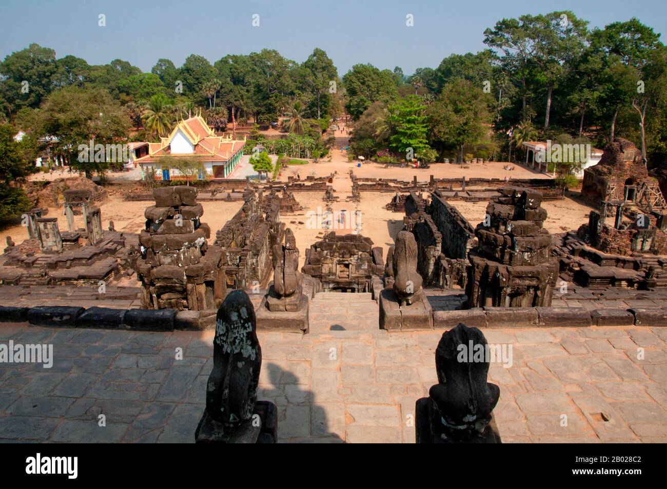 Kambodscha: Blick vom zentralen Heiligtum in Richtung Osten, Bakong, Roluos Komplex, Angkor. Der Bakong ist ein hinduistischer Tempel aus dem späten 9. Jahrhundert, der dem Gott Shiva geweiht ist. Vor tausend Jahren war Bakong das zentrale Merkmal von Jayavarman II. Hauptstadt Hariharalaya. Er ist als Tempelberg auf einem künstlichen Hügel erbaut, der von einem Graben und äußeren Einfriedungsmauern umgeben ist. Bakong ist das größte Denkmal der Roluos Group von Angkor. Der zentrale Teil von Bakong liegt auf dem künstlichen Hügel, der den Mount Meru darstellt. Dieser Hügel ist von acht großen Backsteintürmen umgeben. Stockfoto