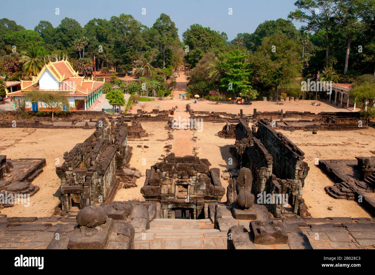 Kambodscha: Blick vom zentralen Heiligtum in Richtung Osten, Bakong, Roluos Komplex, Angkor. Der Bakong ist ein hinduistischer Tempel aus dem späten 9. Jahrhundert, der dem Gott Shiva geweiht ist. Vor tausend Jahren war Bakong das zentrale Merkmal von Jayavarman II. Hauptstadt Hariharalaya. Er ist als Tempelberg auf einem künstlichen Hügel erbaut, der von einem Graben und äußeren Einfriedungsmauern umgeben ist. Bakong ist das größte Denkmal der Roluos Group von Angkor. Der zentrale Teil von Bakong liegt auf dem künstlichen Hügel, der den Mount Meru darstellt. Dieser Hügel ist von acht großen Backsteintürmen umgeben. Stockfoto