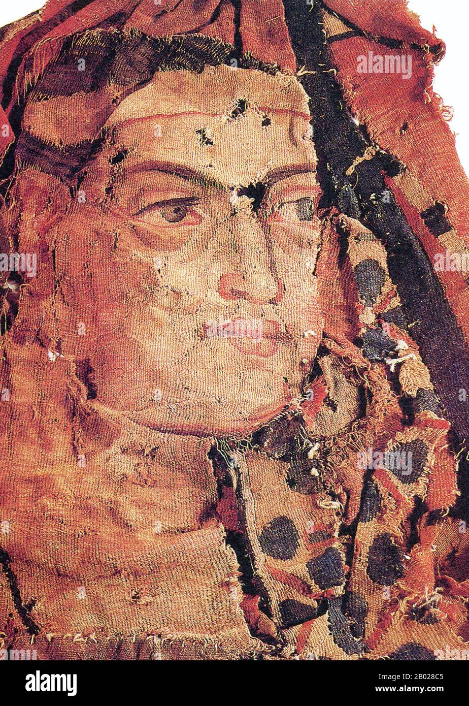 China: Ein Soldat mit deutlichen Markierungen hellenistischer Herkunft. Wandbehang aus Sampul, Xinjiang, 3.-2. Jahrhundert v. Chr. Der Sampul-Wandteppich ist ein Wollwandbehang, der in Sampul, nahe Khotan, im Tarim-Becken in einem Massengrab aus dem 3. Bis 2. Jahrhundert v. Chr. gefunden wurde. Der Wandteppich zeigt einen Soldaten, wahrscheinlich einen Griechen, und einen Zentauren. Es handelt sich wahrscheinlich um ein griechisches Werk aus Zentralasien (Greco-Baktrien) und verwendet mehr als 24 Fäden in verschiedenen Farben in einer typischen westlichen Technik. Der Soldat trägt eine Tunika mit Rosette-Motiven. Sein Haarreif könnte ein Diadem sein, das Symbol der Königschaft in der hellenistischen Welt. Stockfoto