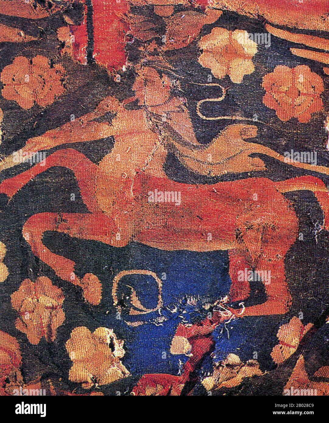 China: Ein Zentaur mit deutlichen Anhaltspunkten für hellenistischen Einfluss. Wandbehang aus Sampul, Xinjiang, 3.-2. Jahrhundert v. Chr. Der Sampul-Wandteppich ist ein Wollwandbehang, der in Sampul, nahe Khotan, im Tarim-Becken in einem Massengrab aus dem 3. Bis 2. Jahrhundert v. Chr. gefunden wurde. Der Wandteppich zeigt einen Soldaten, wahrscheinlich einen Griechen, und einen Zentauren. Es handelt sich wahrscheinlich um ein griechisches Werk aus Zentralasien (Greco-Baktrien) und verwendet mehr als 24 Fäden in verschiedenen Farben in einer typischen westlichen Technik. Stockfoto