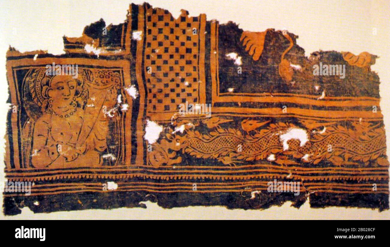 China: In Niya entdeckte Batiktextilien, die deutliche Hinweise auf westlichen und chinesischen Einfluss zeigen, ca. 2. Bis 3. Jahrhundert n. Chr. Die Ruinen von Niya (Pinyin: Níyǎ Yízhǐ) sind eine archäologische Stätte, die etwa 115 km 71 nördlich der heutigen Stadt Minfeng (auch Niya genannt) am südlichen Rand des Tarim-Beckens im heutigen Xinjiang, China, liegt. Die antike Stätte war in ihrer Muttersprache als Cadota bekannt und während der Han-Dynastie als Jingjue (Pinyin: Jīngjué) auf Chinesisch. Zahlreiche antike archäologische Artefakte wurden an der Stätte entdeckt. Stockfoto