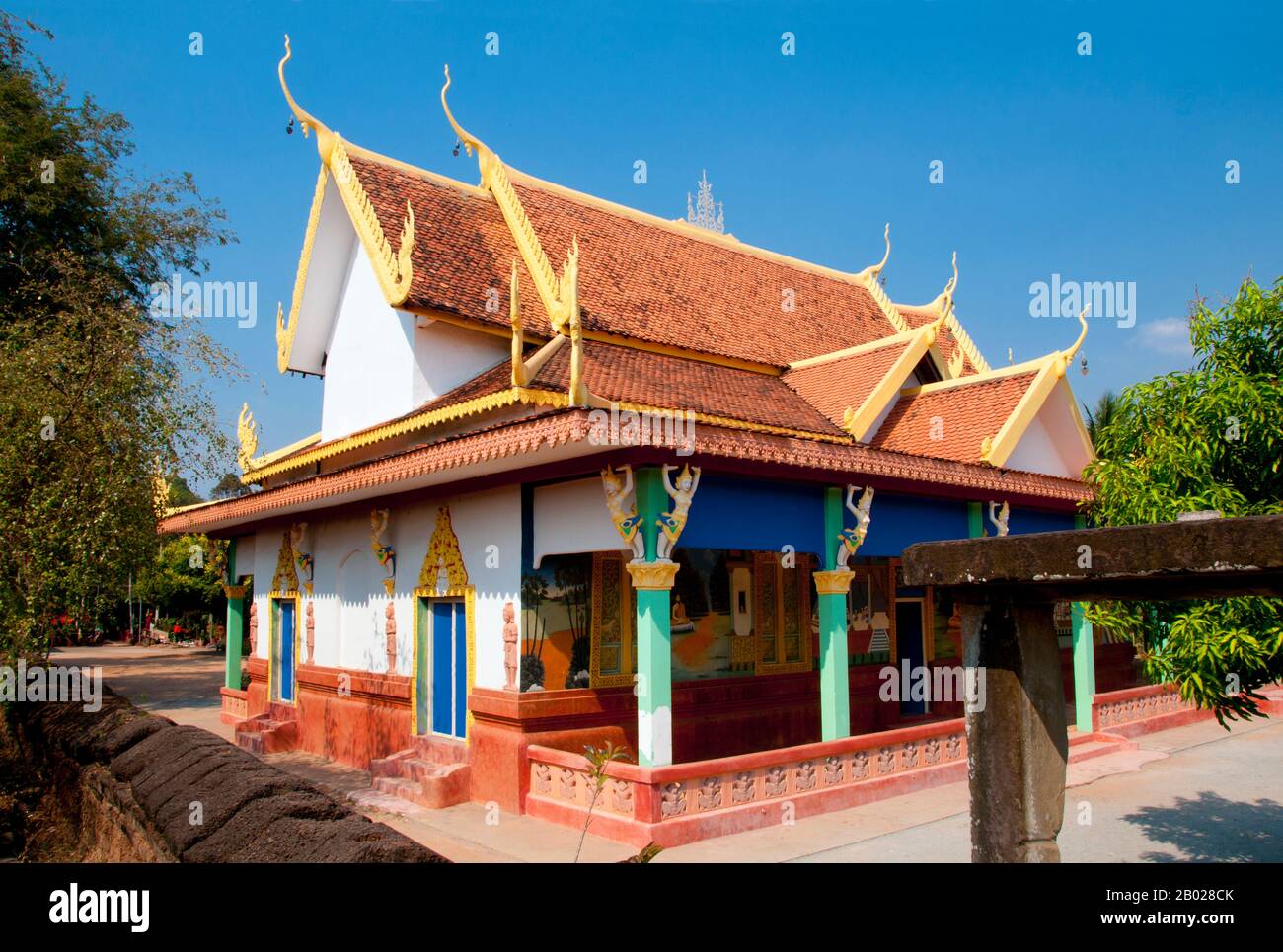 Kambodscha: Farbenfrohe moderne Viharn auf der nordöstlichen Seite des zentralen Heiligtums, Bakong, Roluos Complex, Angkor. Der Bakong ist ein hinduistischer Tempel aus dem späten 9. Jahrhundert, der dem Gott Shiva geweiht ist. Vor tausend Jahren war Bakong das zentrale Merkmal von Jayavarman II. Hauptstadt Hariharalaya. Er ist als Tempelberg auf einem künstlichen Hügel erbaut, der von einem Graben und äußeren Einfriedungsmauern umgeben ist. Bakong ist das größte Denkmal der Roluos Group von Angkor. Der zentrale Teil von Bakong liegt auf dem künstlichen Hügel, der den Mount Meru darstellt. Dieser Hügel ist von acht großen Backsteintürmen umgeben. Stockfoto