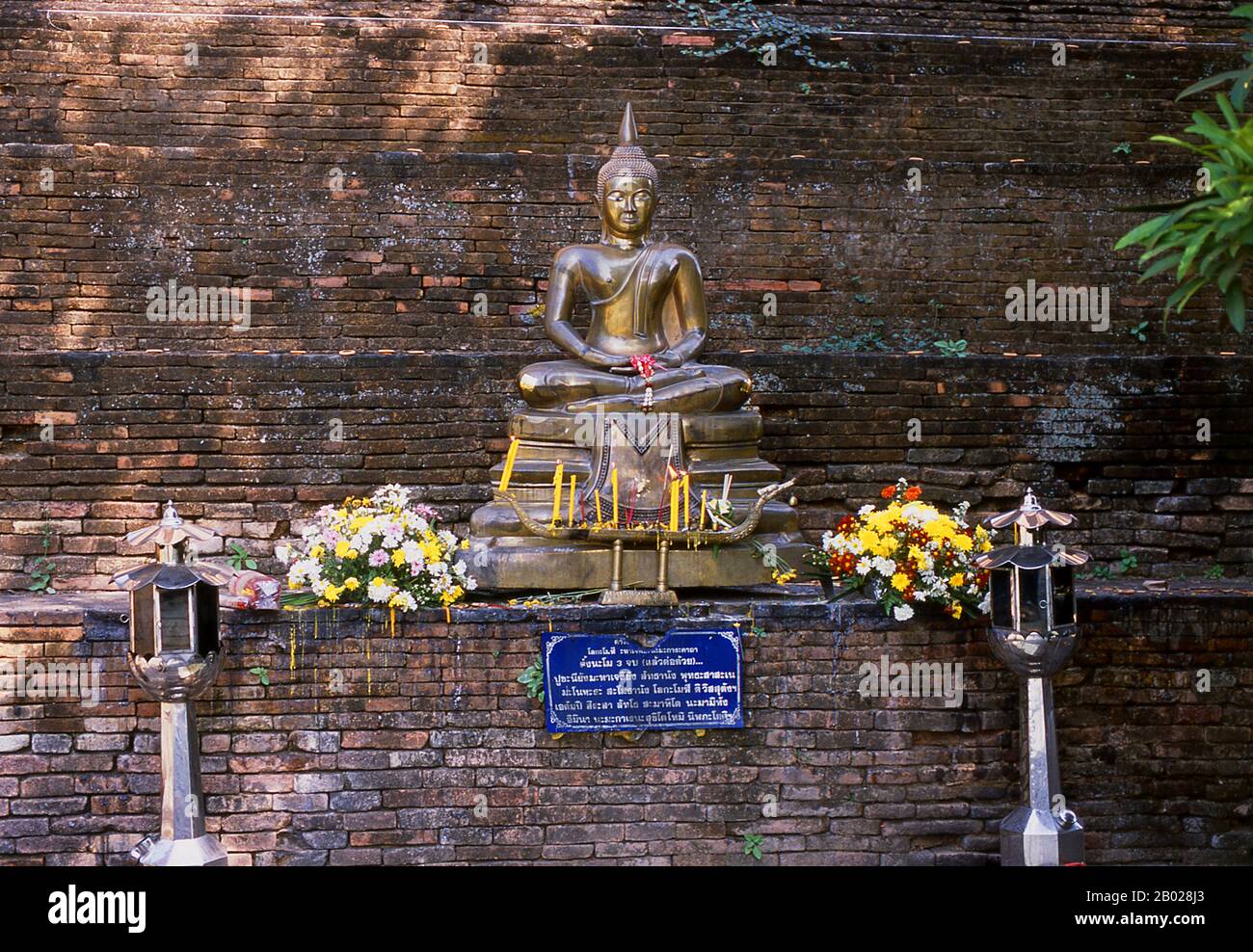 Wat Lok Moli oder "Topknot der Welt" wird von König Ku Na, dem 6. König der Mangrai-Dynastie (1263-1578), gegründet, der zwischen 1367 und 1388 von Chiang Mai aus das Königreich Lan Na regierte. Es war wahrscheinlich ein königlicher Tempel, da die nördliche Seite der Stadt damals ein königliches Revier war; sicherlich genoss das Heiligtum eine lange und enge Verbindung mit den Mangrai-Herrschern. Laut einer Mitteilung am Südeingang des Tempels lud König Ku Na eine Gruppe von zehn aus Birma stammenden Monstern ein, in Chiang Mai zu leben und Lok Moli als Residenz für sie zu bieten. Der riesige Chedi t Stockfoto