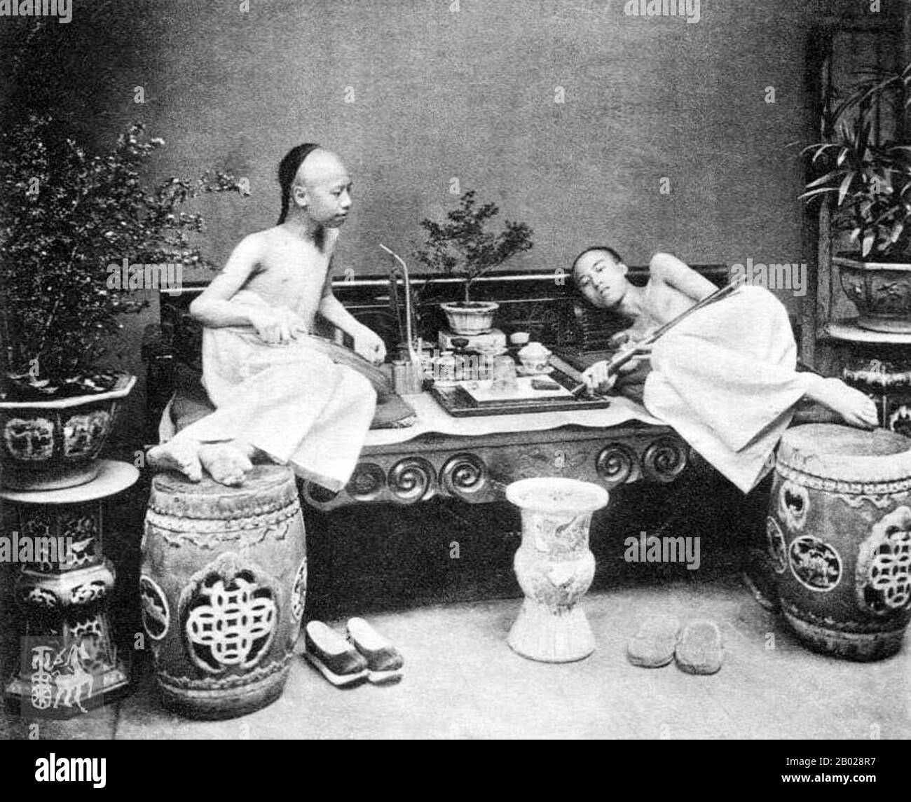China: Opium Raucher, Hongkong, um 1910. Opiummohn, Papaver somniferum, ist die Pflanzenart, aus der Opium und Mohn gewonnen werden. Opium ist die Quelle vieler Opiate, einschließlich Morphin, Thebain, Codein, Papaverin, und Noscapin. Der lateinische botanische Name bedeutet „schlafenden Mohn“ und bezieht sich auf die sedierenden Eigenschaften einiger dieser Opiate. Stockfoto