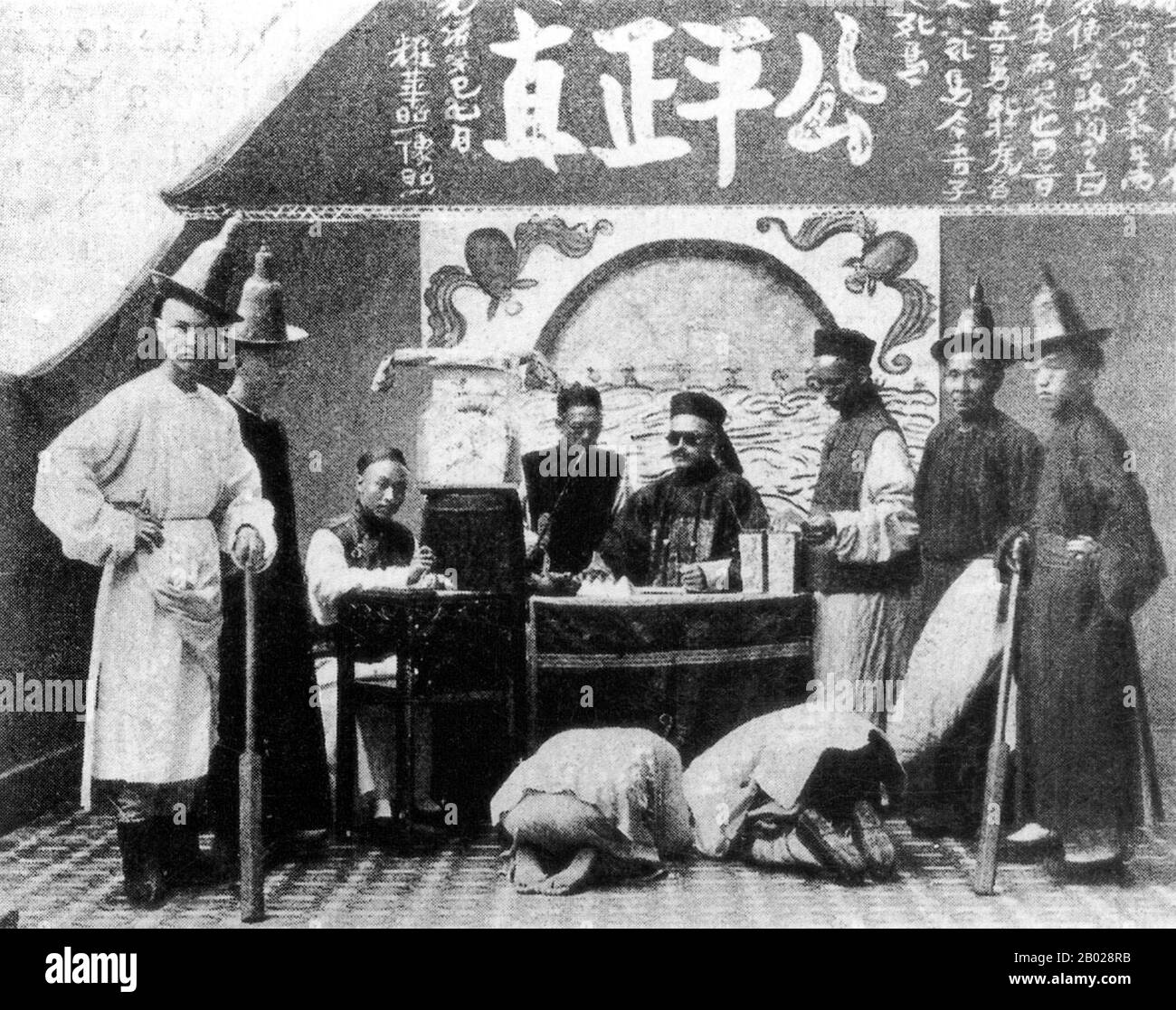 China: "Ein Gerichtshof der Ureinwohner". Foto: Sze Yuen Ming, Shanghai, August 1893. Ein Mandarin (Pinyin: guān; Vietnamesisch: quan) war ein Bürokrat im kaiserlichen China und auch in den monarchistischen Tagen Vietnams, wo das System der kaiserlichen Prüfungen und Gelehrten-Bürokraten unter chinesischem Einfluss eingeführt wurde. Stockfoto
