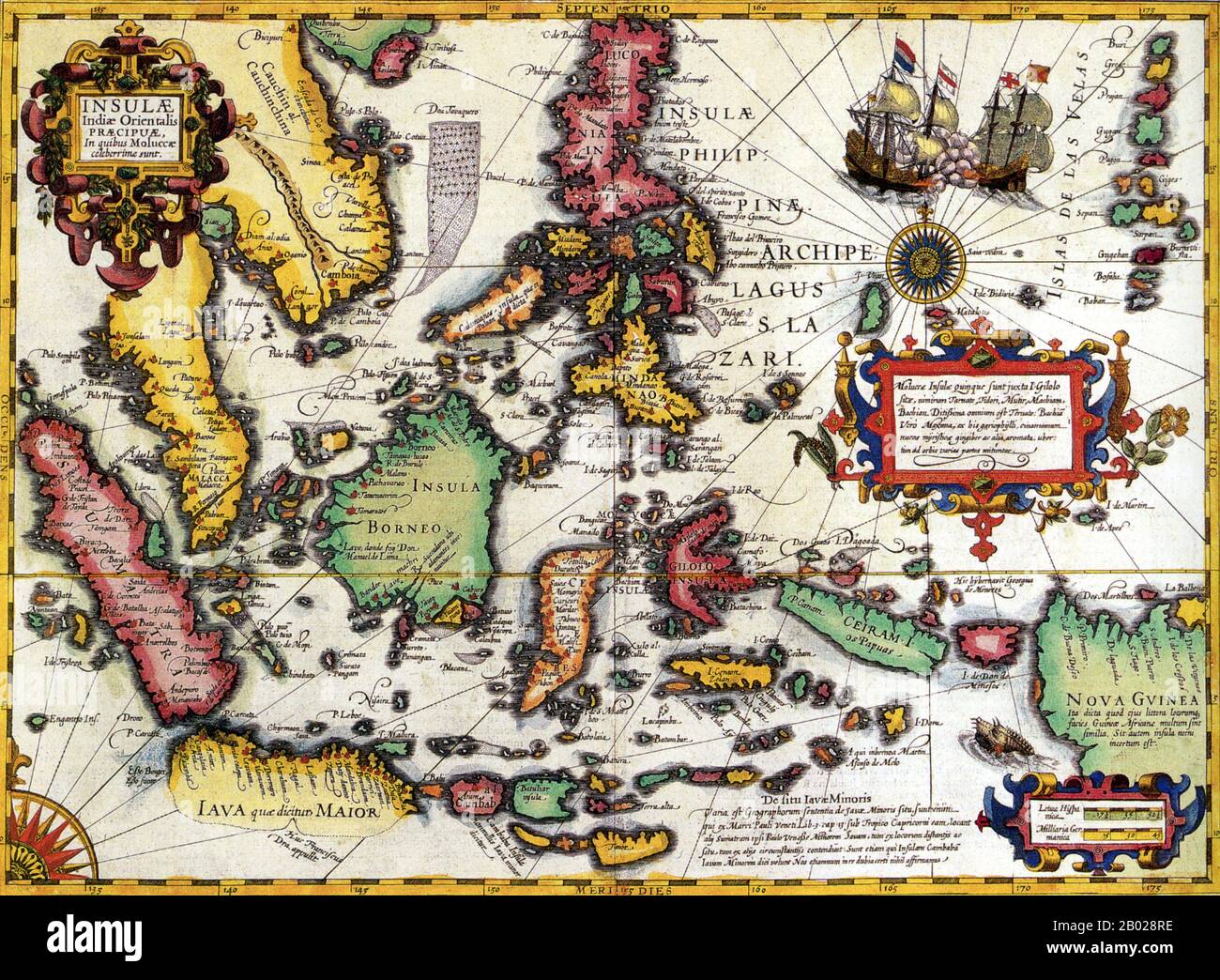 Eine sehr dekorative Karte der Ostindien aus dem Mercator-Hondius-Atlas. Sie erstreckt sich von den Philippinen über Timor und Sumatra bis nach Neuguinea, wobei sie die Gewürzinseln, eine Region von großer Bedeutung für das Europa des siebzehnten Jahrhunderts, aber eine, über die damals wenig bekannt war, detailliert beschreibt. Hondius stützte seine Karte auf portolan-Karten des portugiesischen Kartografen Bartolomeu Lasso. Besonders zu beachten ist der Kommentar Huc Franciscus Dra. Appulit, der von der unbekannten Südküste von Java auftaucht und Drakes Landung während seiner Weltumgehung 1577-80 darstellt. Von beträchtlichem zeitgemäßem r Stockfoto