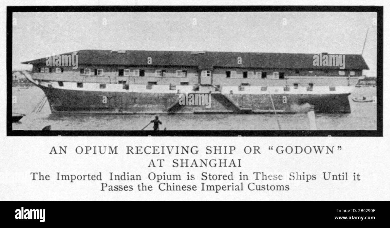 China: "Ein Opium-Empfangsschiff oder Godown in Shanghai". Foto, 1908. Opiummohn, Papaver somniferum, ist die Pflanzenart, aus der Opium und Mohn gewonnen werden. Opium ist die Quelle vieler Opiate, einschließlich Morphin, Thebain, Codein, Papaverin und Noscapin. Der lateinische botanische Name bedeutet „schlafenden Mohn“ und bezieht sich auf die sedierenden Eigenschaften einiger dieser Opiate. Stockfoto