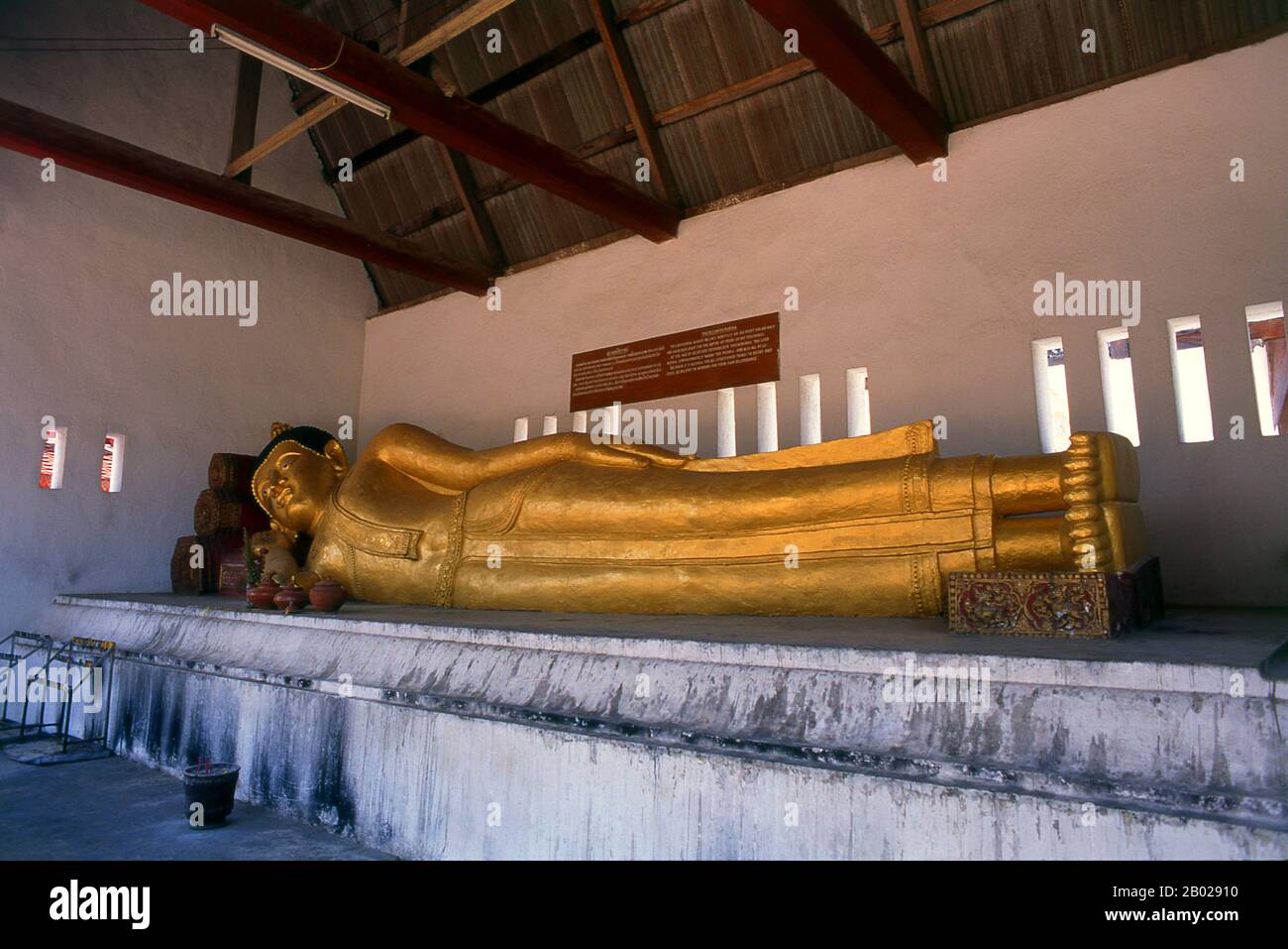 Thailand: Liegende Buddha-Statue im Wat Chedi Luang, Chiang Mai, Nordthailand. Wat Chedi Luang übersetzt wörtlich aus dem Thailändischen als „Kloster der Großen Stupa“. Der Bau des Tempels begann Ende des 14. Jahrhunderts, als das Königreich Lanna in seiner Blütezeit war. König Saen Muang Ma (1385–1401) beabsichtigte, hier eine große Reliquie zu beherbergen, um die Asche seines Vaters, König Ku Na (1355–1385), zu verwahren. Heute ist es der Ort der Lak Muang oder Stadtsäule. Die jährliche Inthakin-Zeremonie findet innerhalb des Tempels statt. Stockfoto