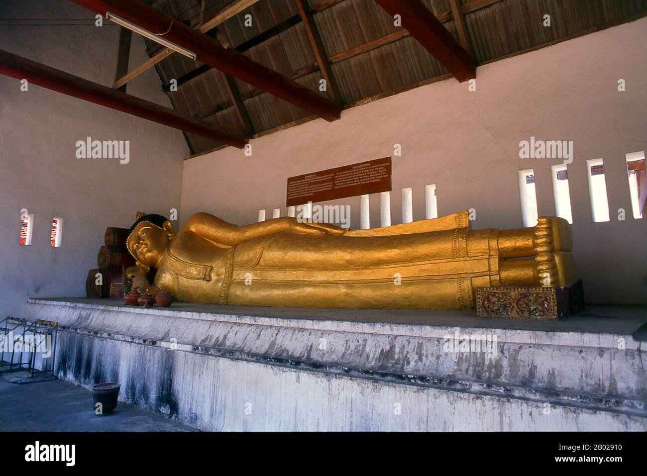 Wat Chedi Luang übersetzt wörtlich aus dem thailändischen als 'Monasterium des Großen Stupa'. Der Bau des Tempels begann Ende des 14. Jahrhunderts, als das Königreich Lan Na seinen Anfang nahm. König Saen Muang Ma (1385-1401) beabsichtigte es als Ort eines großen Reliquiars, um die Asche seines Vaters, König Ku Na (1355-85), zu verschönern. Heute ist es das Gelände der Lak Muang- oder Stadtsäule. Die jährliche Inthakin-Zeremonie findet innerhalb der Grenzen des Tempels statt. Chiang Mai (was 'neue Stadt' bedeutet), manchmal auch als 'Chiengmai' oder 'Chiangmai' geschrieben, ist die größte und kulturhistorisch bedeutsamste Stadt im Norden Stockfoto
