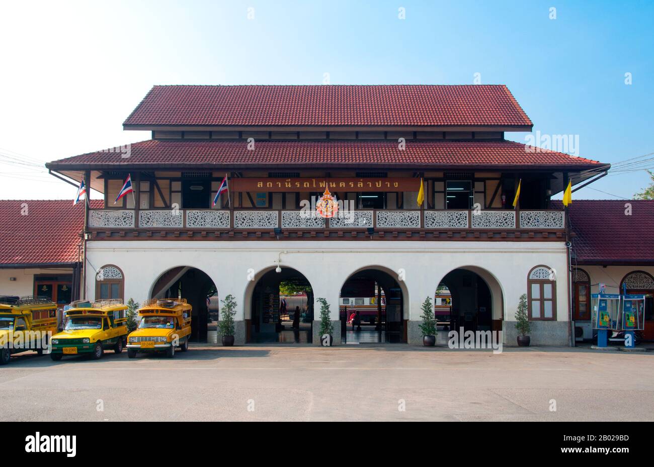 Der Bahnhof Nakhon Lampang wurde während der Regierungszeit von König Vajiravudh (Rama VI.) am 1. April des Jahres 1916 eröffnet. Ursprünglich wurde hier die nördliche Bahnverbindung aus Bangkok beendet. Bis 1921 wurde nördlich von Lampang der Khun Tan-Tunnel gegraben und die Eisenbahnlinie durch die Berge bis nach Chiang Mai verlängert. Lampang wurde ursprünglich während der Dvaravati-Zeit des 7. Jahrhunderts gegründet. Nichts bleibt aus dieser frühen Zeit, aber die Stadt ist reich an Tempeln, von denen viele einen deutlich birmanischen Geschmack haben, da Lampang im 19. Jahrhundert eine beträchtliche birmanische Bevölkerung hatte, von denen die meisten an t beteiligt waren Stockfoto