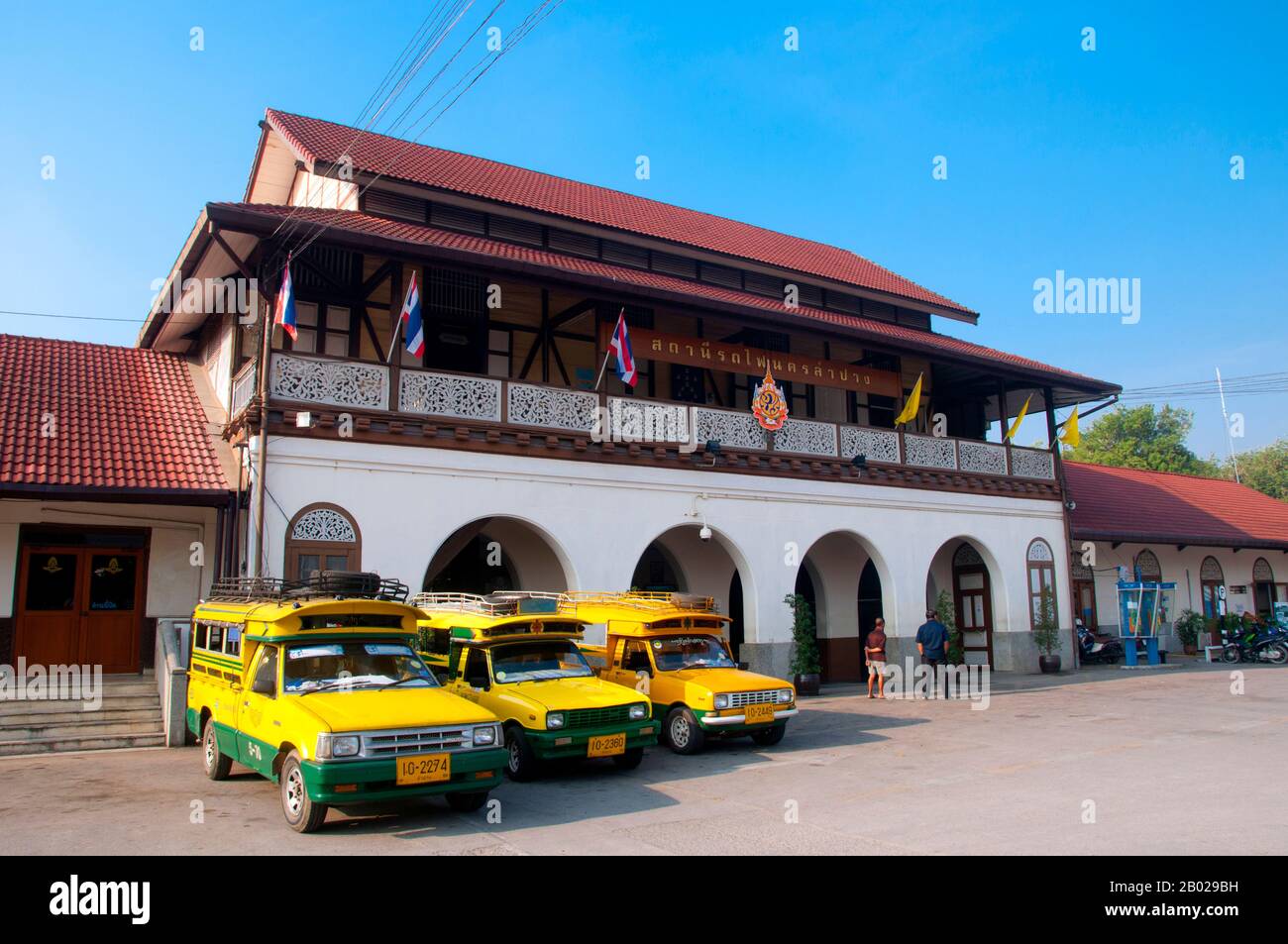 Thailand: Lampang Railway Station, Lampang, Provinz Lampang, Nordthailand. Der Bahnhof Nakhon Lampang wurde am 1. April 1916 während der Regierungszeit von König Vajiravudh (Rama VI) eröffnet. Ursprünglich endete hier die nördliche Bahnstrecke von Bangkok. 1921 war der Khun Tan Tunnel nördlich von Lampang ausgegraben worden und die Eisenbahnstrecke wurde durch die Berge bis Chiang Mai verlängert. Lampang wurde ursprünglich während der Dvaravati-Zeit des 7. Jahrhunderts gegründet. Aus dieser frühen Zeit ist nichts mehr übrig, aber die Stadt ist reich an Tempeln, von denen viele einen ausgeprägten burmesischen Geschmack haben. Stockfoto