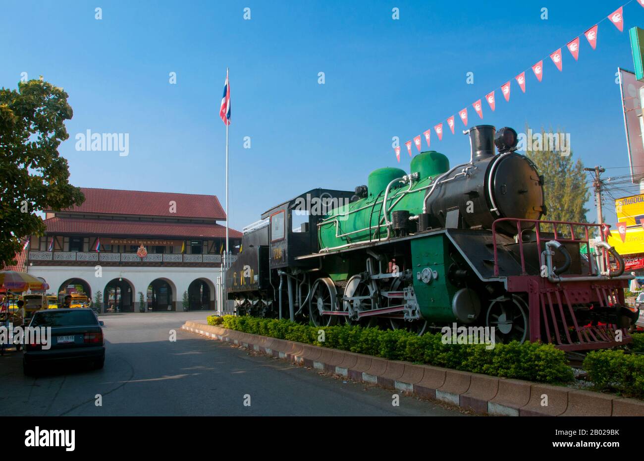 Thailand: Lampang Railway Station, Lampang, Provinz Lampang, Nordthailand. Der Bahnhof Nakhon Lampang wurde am 1. April 1916 während der Regierungszeit von König Vajiravudh (Rama VI) eröffnet. Ursprünglich endete hier die nördliche Bahnstrecke von Bangkok. 1921 war der Khun Tan Tunnel nördlich von Lampang ausgegraben worden und die Eisenbahnstrecke wurde durch die Berge bis Chiang Mai verlängert. Lampang wurde ursprünglich während der Dvaravati-Zeit des 7. Jahrhunderts gegründet. Aus dieser frühen Zeit ist nichts mehr übrig, aber die Stadt ist reich an Tempeln, von denen viele einen ausgeprägten burmesischen Geschmack haben. Stockfoto
