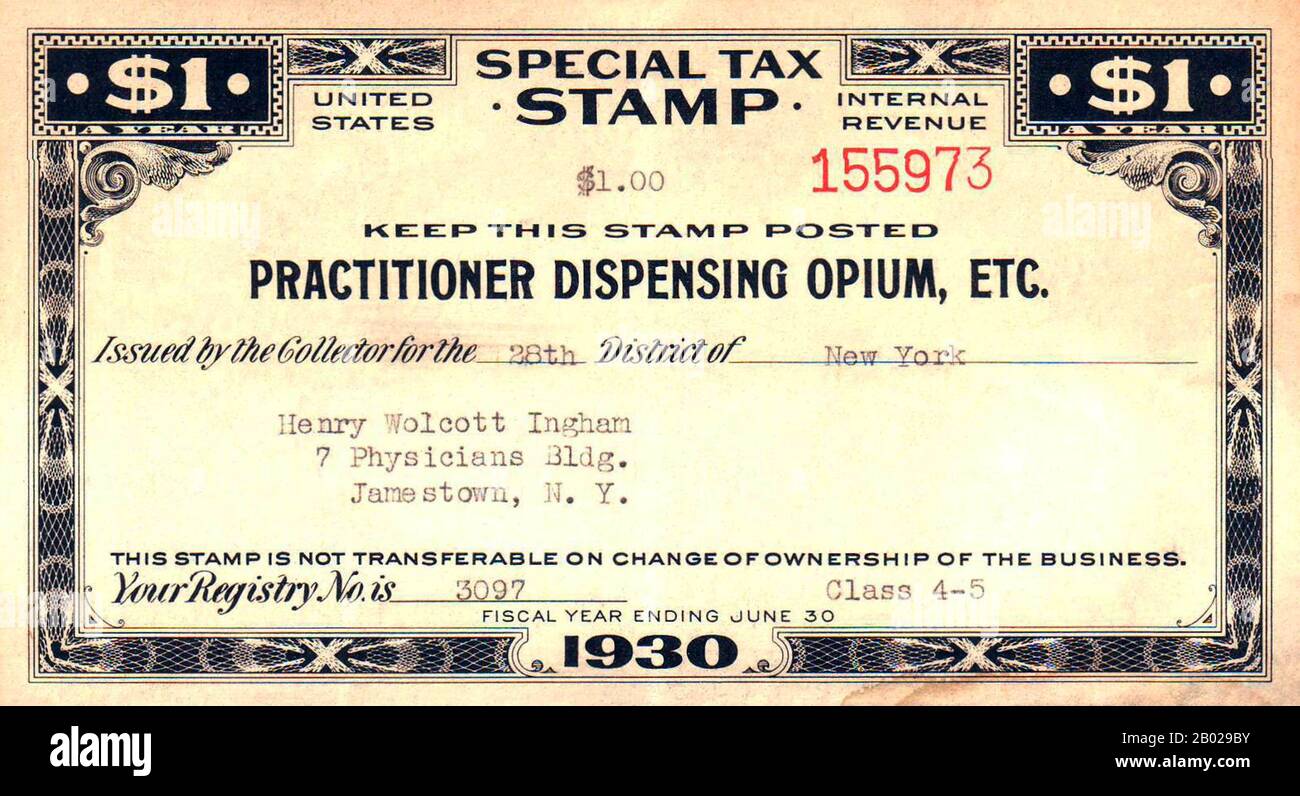 USA: Sondersteuerstempel, ausgestellt vom US-amerikanischen Finanzamt für Ärzte, die zur Abgabe von Opium zugelassen sind, New York, 1930. Opiummohn, Papaver somniferum, ist die Pflanzenart, aus der Opium und Mohn gewonnen werden. Opium ist die Quelle vieler Opiate, einschließlich Morphin, Thebain, Codein, Papaverin und Noscapin. Der lateinische botanische Name bedeutet „schlafenden Mohn“ und bezieht sich auf die sedierenden Eigenschaften einiger dieser Opiate. Stockfoto