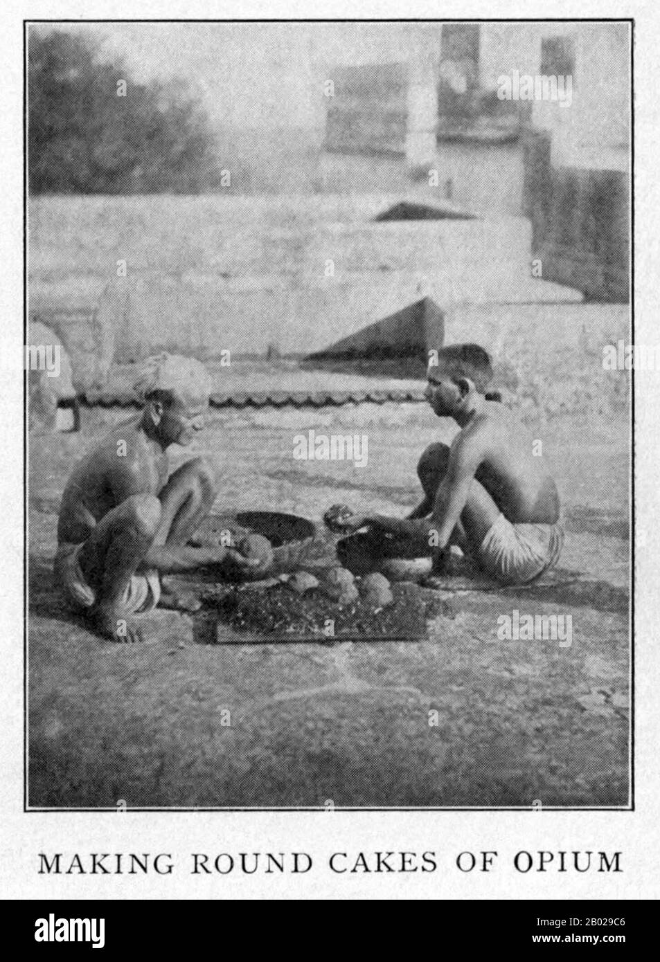 Indien: Herstellung von runden Opiumkuchen in einer Regierungsfabrik in Indien, um 1908. Opiummohn, Papaver somniferum, ist die Pflanzenart, aus der Opium und Mohn gewonnen werden. Opium ist die Quelle vieler Opiate, einschließlich Morphin, Thebain, Codein, Papaverin und Noscapin. Der lateinische botanische Name bedeutet „schlafenden Mohn“ und bezieht sich auf die sedierenden Eigenschaften einiger dieser Opiate. Stockfoto