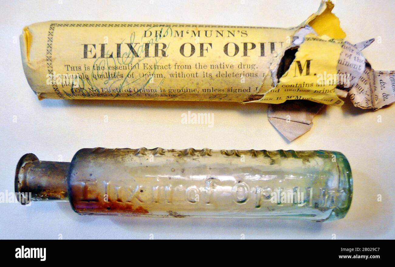USA; "Dr. McMunn's Elixier of Opium", verkauft in den Vereinigten Staaten als "denarkotisiertes" Nostrum für viele Krankheiten ab ca. 1835; es war in der Tat sehr süchtig machend. Das Rezept wurde Mitte der 1830er Jahre von John B McMunn (oder M’Munn) formuliert und wurde in den USA zu einem großen Hit, als ein Pharmakonzern namens A B Sands das Rezept 1841 kaufte. Die Dosierungsanweisungen gaben viel Spielraum: "Einem Kind im Monat oder jünger geben Sie einen halben Tropfen bis zwei Tropfen; einem Kind im Alter von 6 Monaten drei bis zehn Tropfen; und Erwachsenen von 10 bis 60 Tropfen (oder sogar doppelt oder dreimal so viel)..." Stockfoto