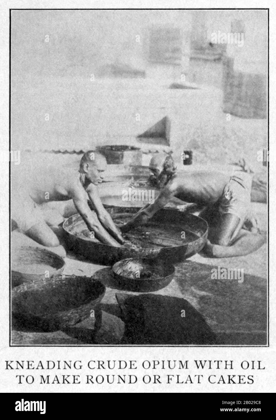 Indien: Kneten von Rohopium mit Öl zur Herstellung von runden oder flachen Kuchen in einer Regierungsfabrik in Indien, um 1908. Opiummohn, Papaver somniferum, ist die Pflanzenart, aus der Opium und Mohn gewonnen werden. Opium ist die Quelle vieler Opiate, einschließlich Morphin, Thebain, Codein, Papaverin und Noscapin. Der lateinische botanische Name bedeutet „schlafenden Mohn“ und bezieht sich auf die sedierenden Eigenschaften einiger dieser Opiate. Stockfoto
