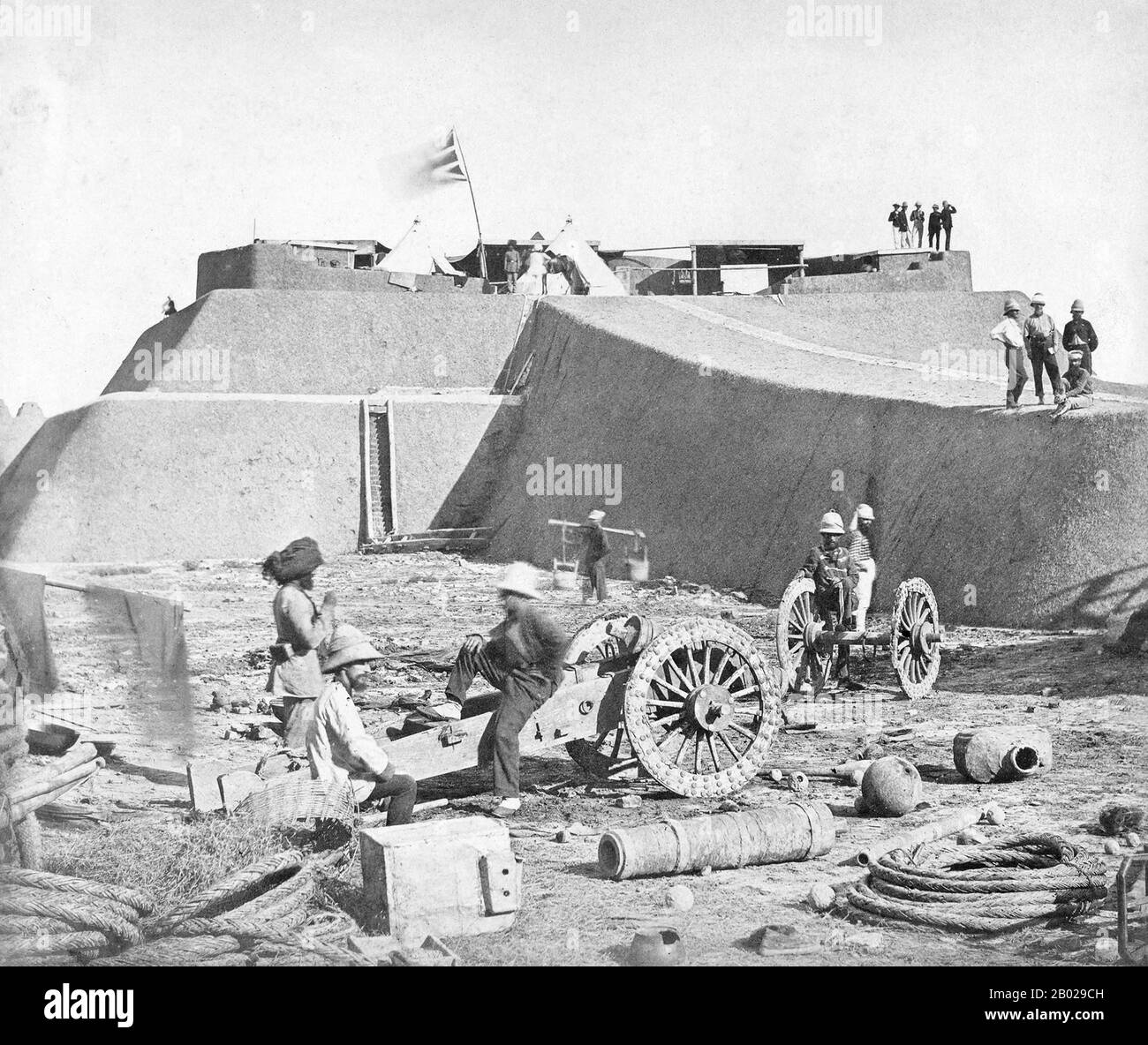 China: Siegreiche britische Truppen in Pehtang Fort, zweiter Opiumkrieg (1856–1860). Foto von Felice Beato (1832-1909), 1860. Die Taku Forts oder Dagu Forts (Pinyin: Dàgū Pàotái; wörtlich „Taku Batterien“), auch Peiho Forts (Pinyin: Báihé Diāobǎo) genannt, sind Festungen an der Mündung des Hai Flusses (Peiho River) im Bezirk Tanggu, Gemeinde Tianjin, im Nordosten Chinas. Sie befinden sich 60 km südöstlich des Stadtzentrums von Tianjin. Im Jahr 1856 stiegen chinesische Soldaten an Bord der Arrow, ein chinesisches Schiff, das unter britischer Flagge in Hongkong registriert war und der Piraterie und des Opiumschmuggels verdächtigt wurde. Stockfoto
