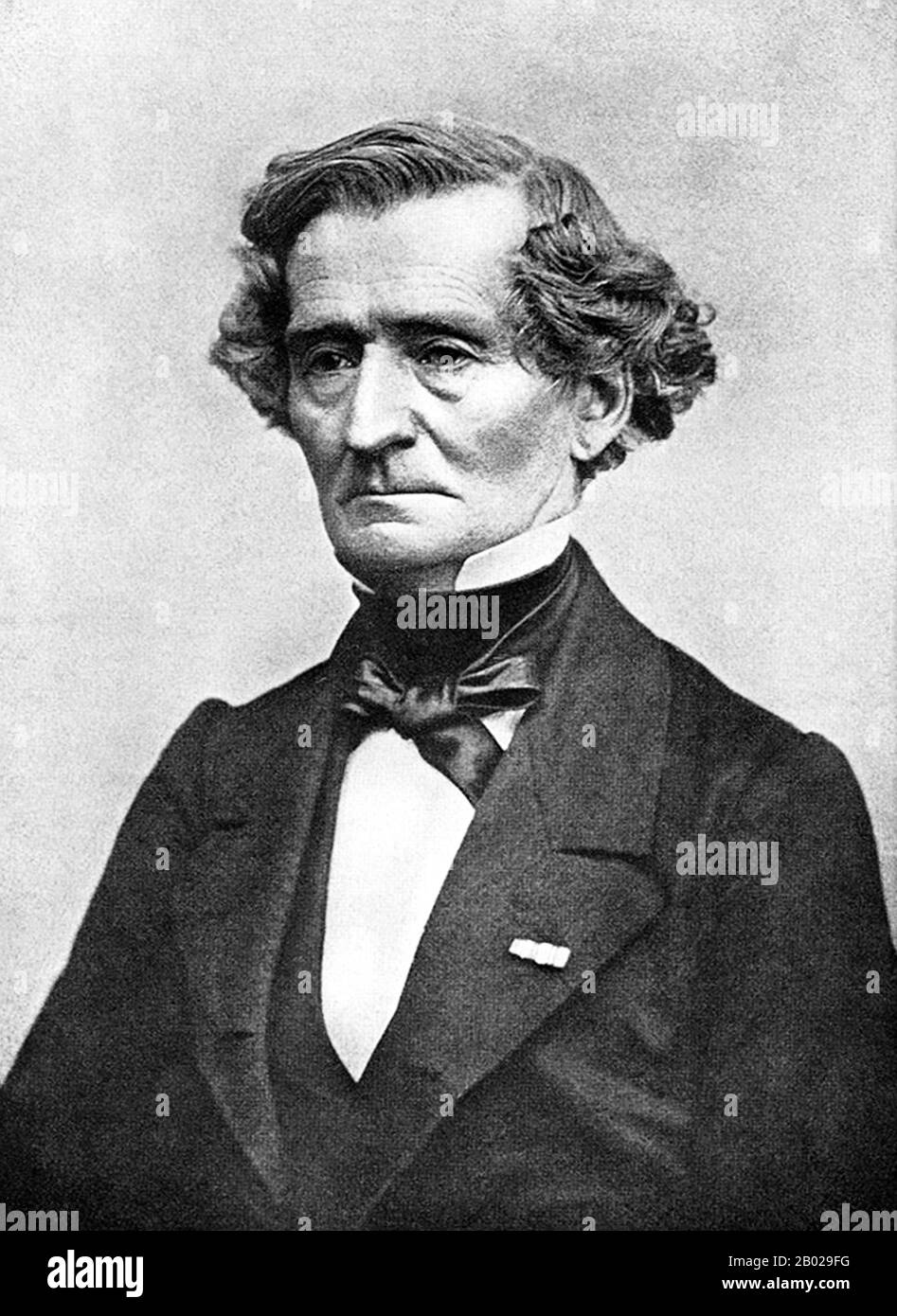 Frankreich: Hector Berlioz (* 11. Dezember 1803 bis 8. März 1869), französischer Romantiker, der vor allem für seine Kompositionen Symphonie fantastique bekannt ist. Er könnte viel von seiner Kreativität aus der Opiumsucht schöpfen. Foto von Charles Reutlinger (1816-1888), um 1864. Der französische Romantiker Hector Berlioz war ein gewöhnlicher Opiumkonsument. Er ist bekannt für sein Orchesterwerk Symphonie fantastique. Symphonie fantastique ist eine „Oper ohne Worte“. Es wurde 1830 erstmals aufgeführt. Jede Bewegung ist so konzipiert, dass sie die verschiedenen Phasen der Opiumerfahrung hervorruft. Stockfoto