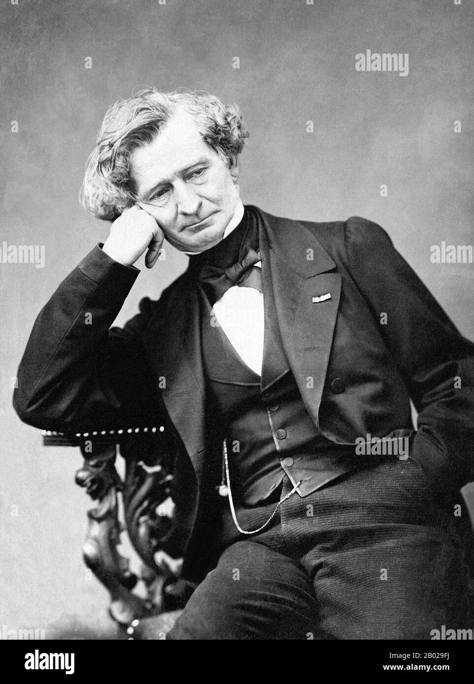 Frankreich: Hector Berlioz (* 11. Dezember 1803 bis 8. März 1869), französischer Romantiker, der vor allem für seine Kompositionen Symphonie fantastique bekannt ist. Er könnte viel von seiner Kreativität aus der Opiumsucht schöpfen. Foto von Pierre Petit (1831-1909), 1863. Der französische Romantiker Hector Berlioz war ein gewöhnlicher Opiumkonsument. Er ist bekannt für sein Orchesterwerk Symphonie fantastique. Symphonie fantastique ist eine „Oper ohne Worte“. Es wurde 1830 erstmals aufgeführt. Jede Bewegung ist so konzipiert, dass sie die verschiedenen Phasen der Opiumerfahrung hervorruft. Stockfoto