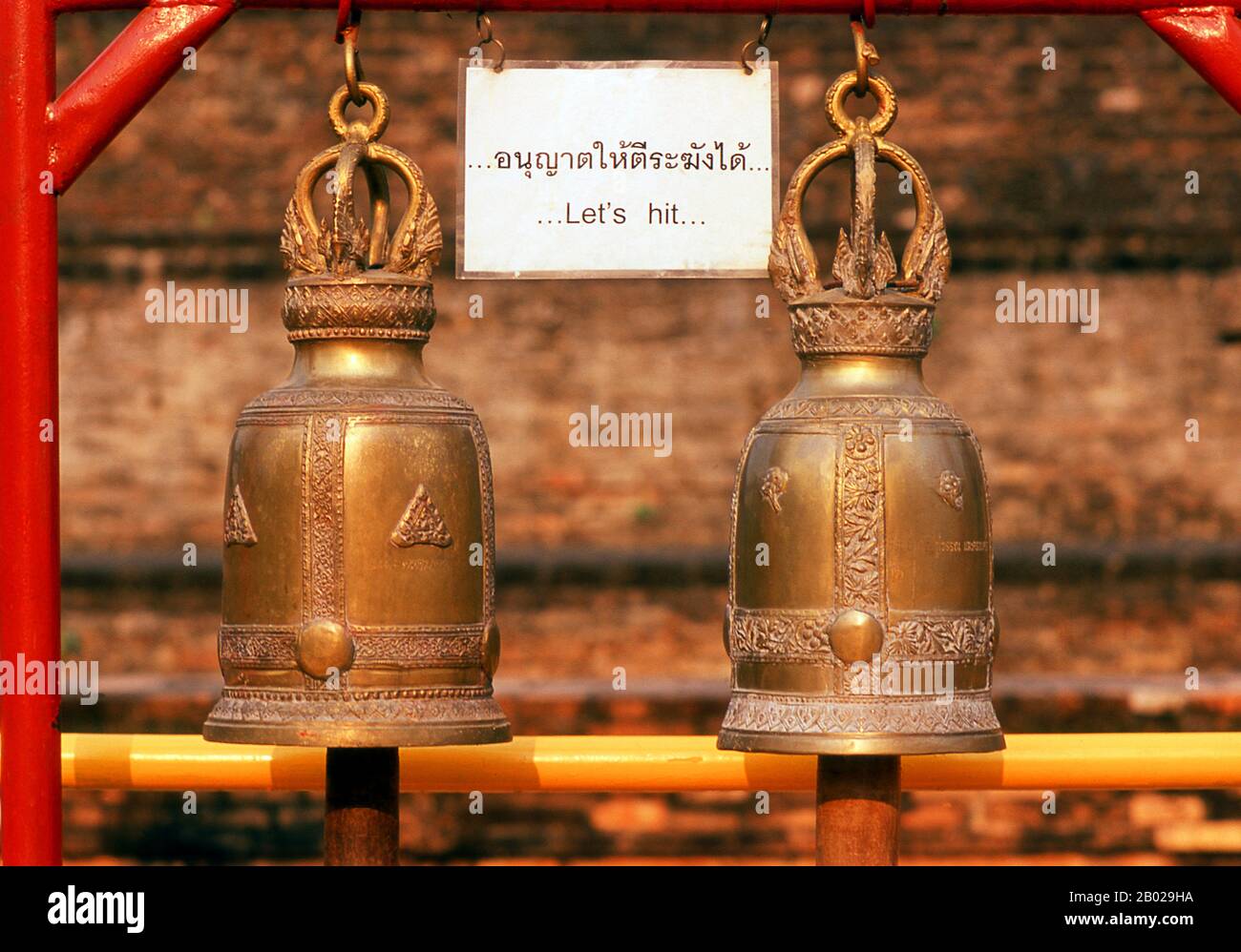 Wat Chedi Luang übersetzt wörtlich aus dem thailändischen als 'Monasterium des Großen Stupa'. Der Bau des Tempels begann Ende des 14. Jahrhunderts, als das Königreich Lan Na seinen Anfang nahm. König Saen Muang Ma (1385-1401) beabsichtigte es als Ort eines großen Reliquiars, um die Asche seines Vaters, König Ku Na (1355-85), zu verschönern. Heute ist es das Gelände der Lak Muang- oder Stadtsäule. Die jährliche Inthakin-Zeremonie findet innerhalb der Grenzen des Tempels statt. Chiang Mai (was 'neue Stadt' bedeutet), manchmal auch als 'Chiengmai' oder 'Chiangmai' geschrieben, ist die größte und kulturhistorisch bedeutsamste Stadt im Norden Stockfoto